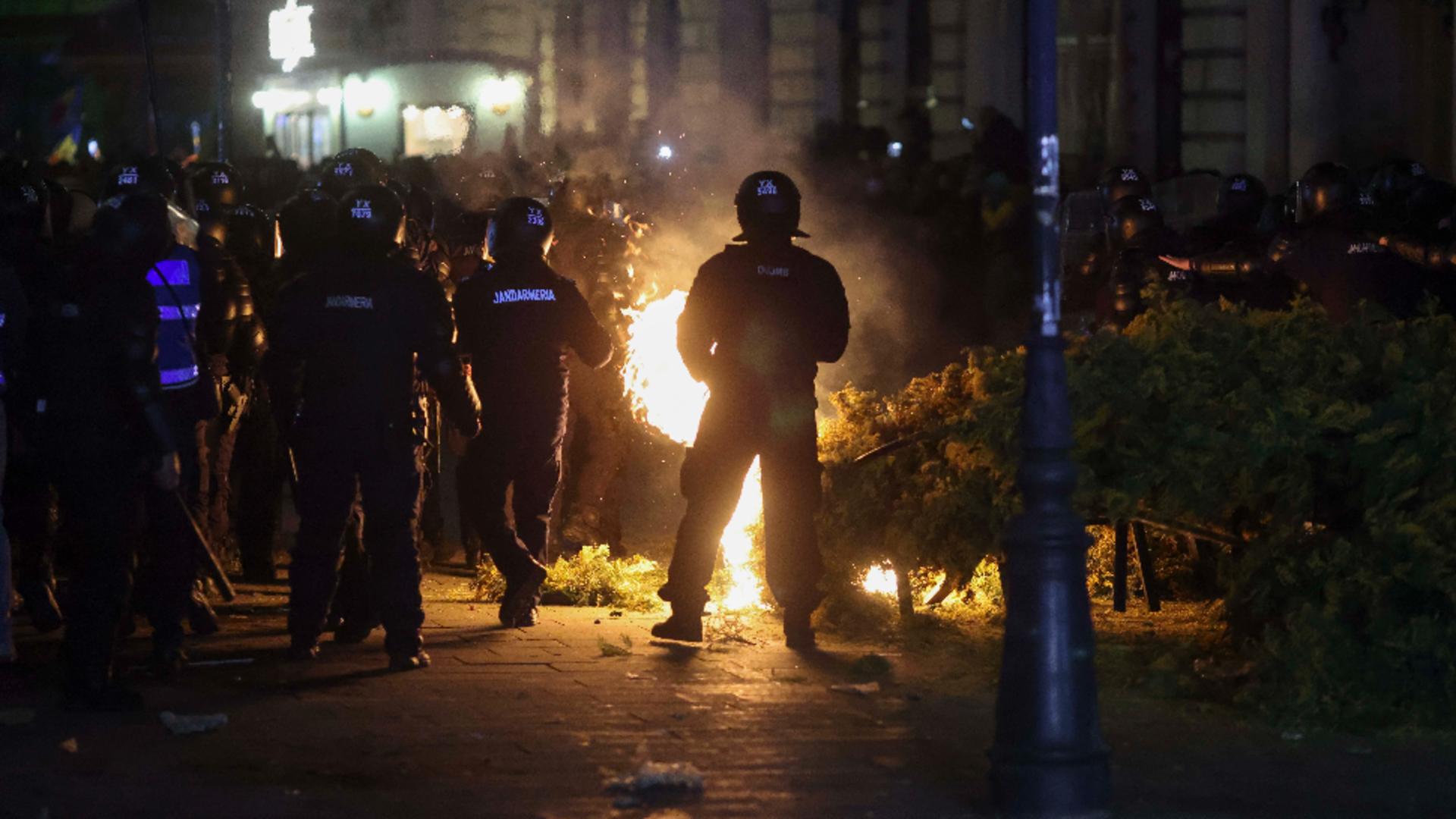 Incidente violente în fața BEC, după respingerea candidaturii lui Călin Georgescu / Foto: Inquam Photos