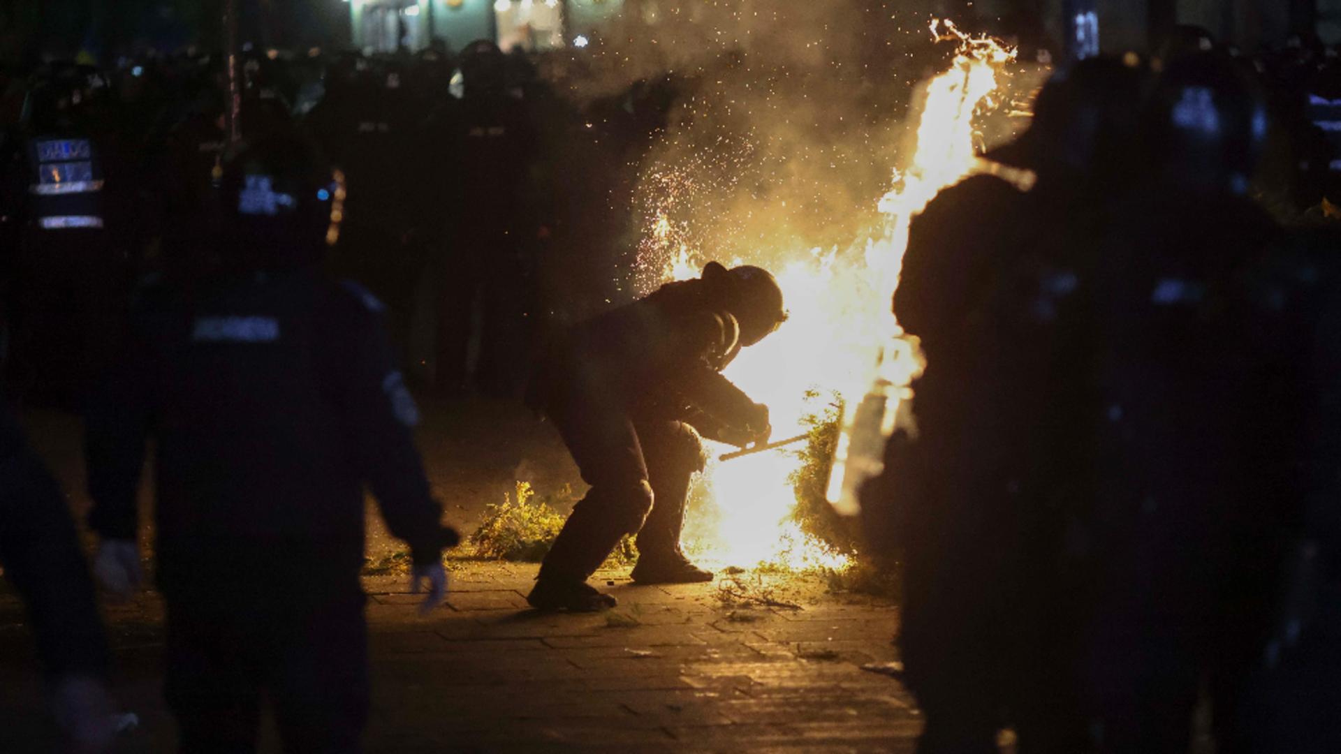 Autoritățile au dispus o CERCETARE la fața locului după violențele din fața BEC. Cum arată DEZASTRUL rămas în urma protestelor 