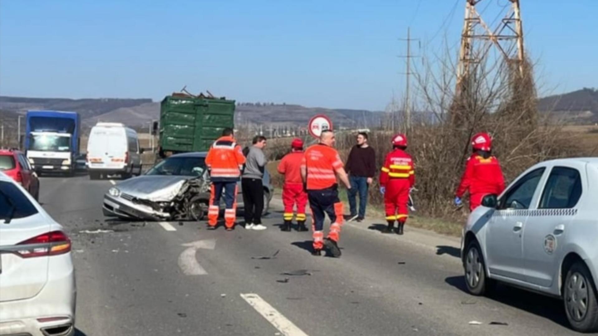 Trafic blocat pe o șosea intens circulată din județul Sibiu. O mașină s-a izbit violent de un camion