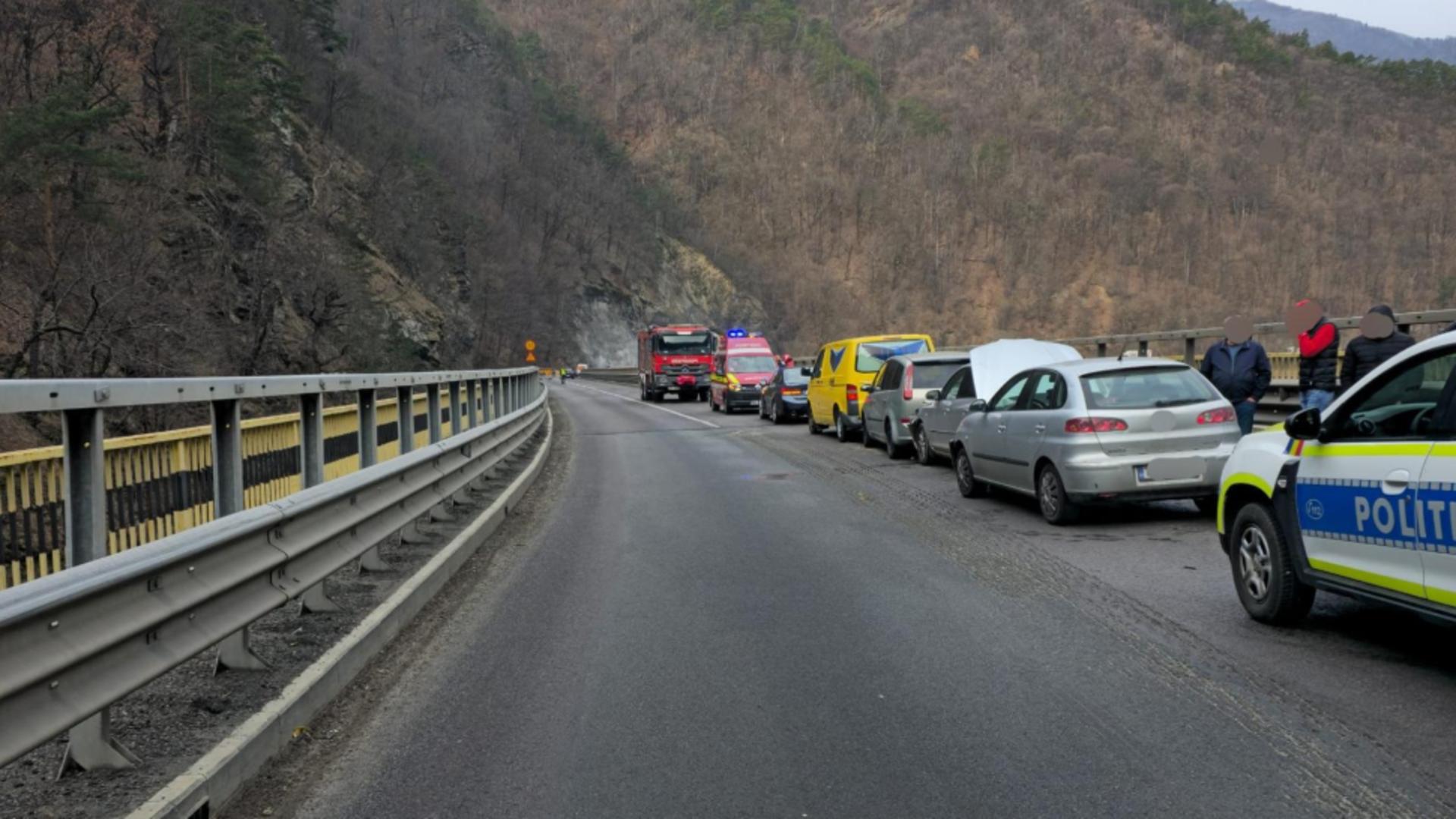 Accident în lanț, cu cinci mașini implicate, pe Valea Oltului. FOTO: IPJ Vâlcea