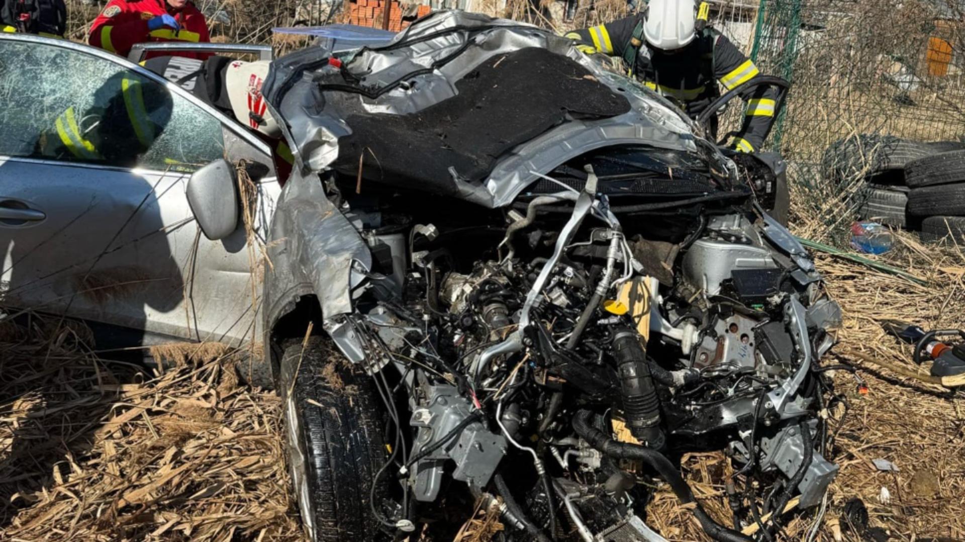 Accident grav în Piatra-Neamț. O mașină a lovit un cap de pod, după care a luat foc. Care este starea șoferului