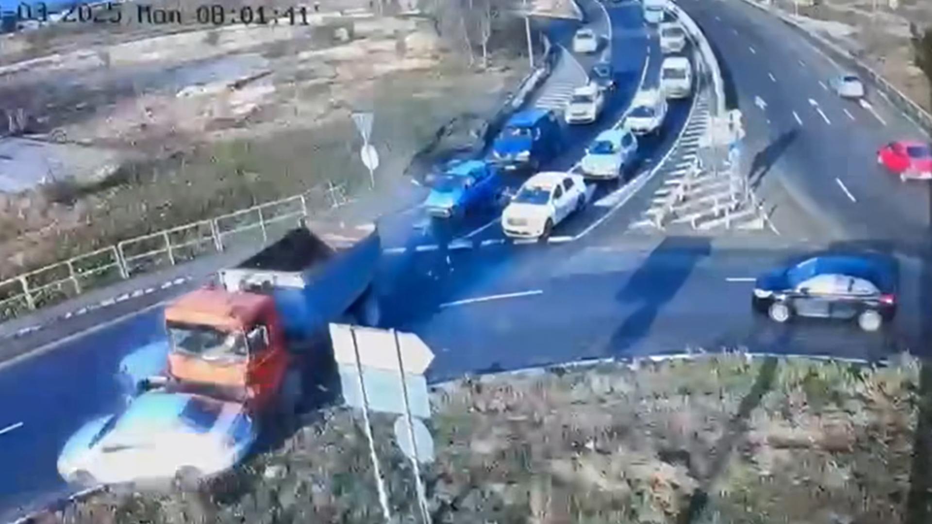 Vehicuul de mare tonaj a fost scăpat de sub control (captură video)