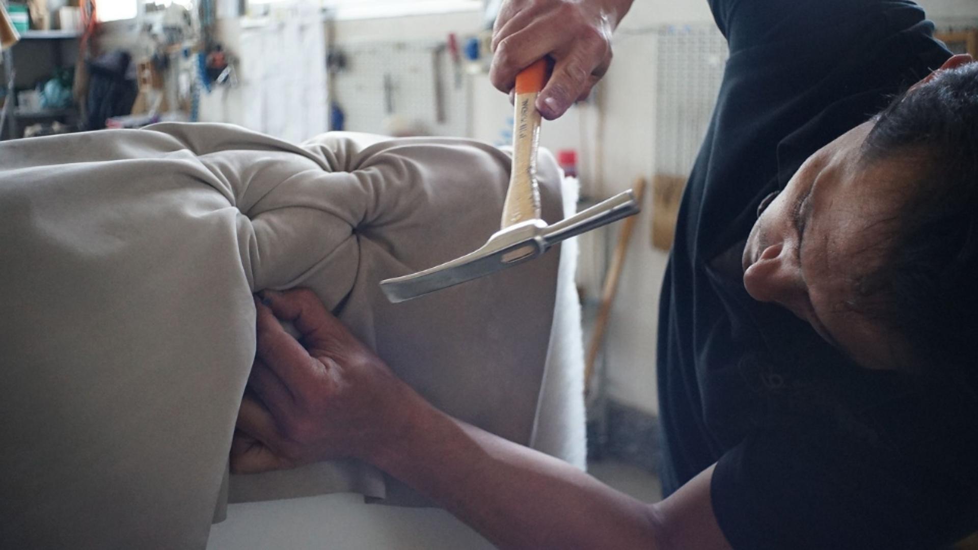 Cum să îți cureți canapeaua cu un singur ingredient natural: trucuri ușoare și eficiente fără a apela la chimicale