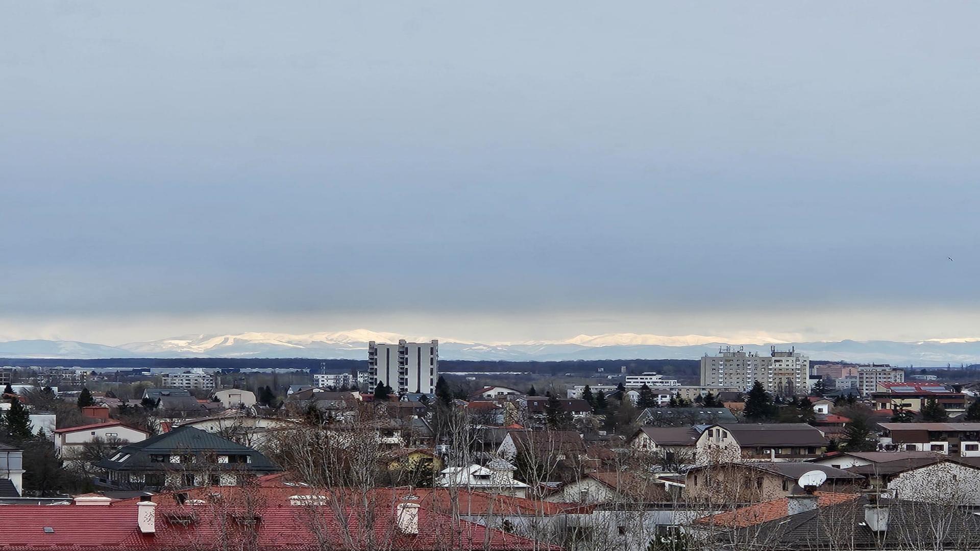 Munții Carpați sunt rereori vizibili din Capitală (sursă foto: Robert Sotir - zona Pajura) 