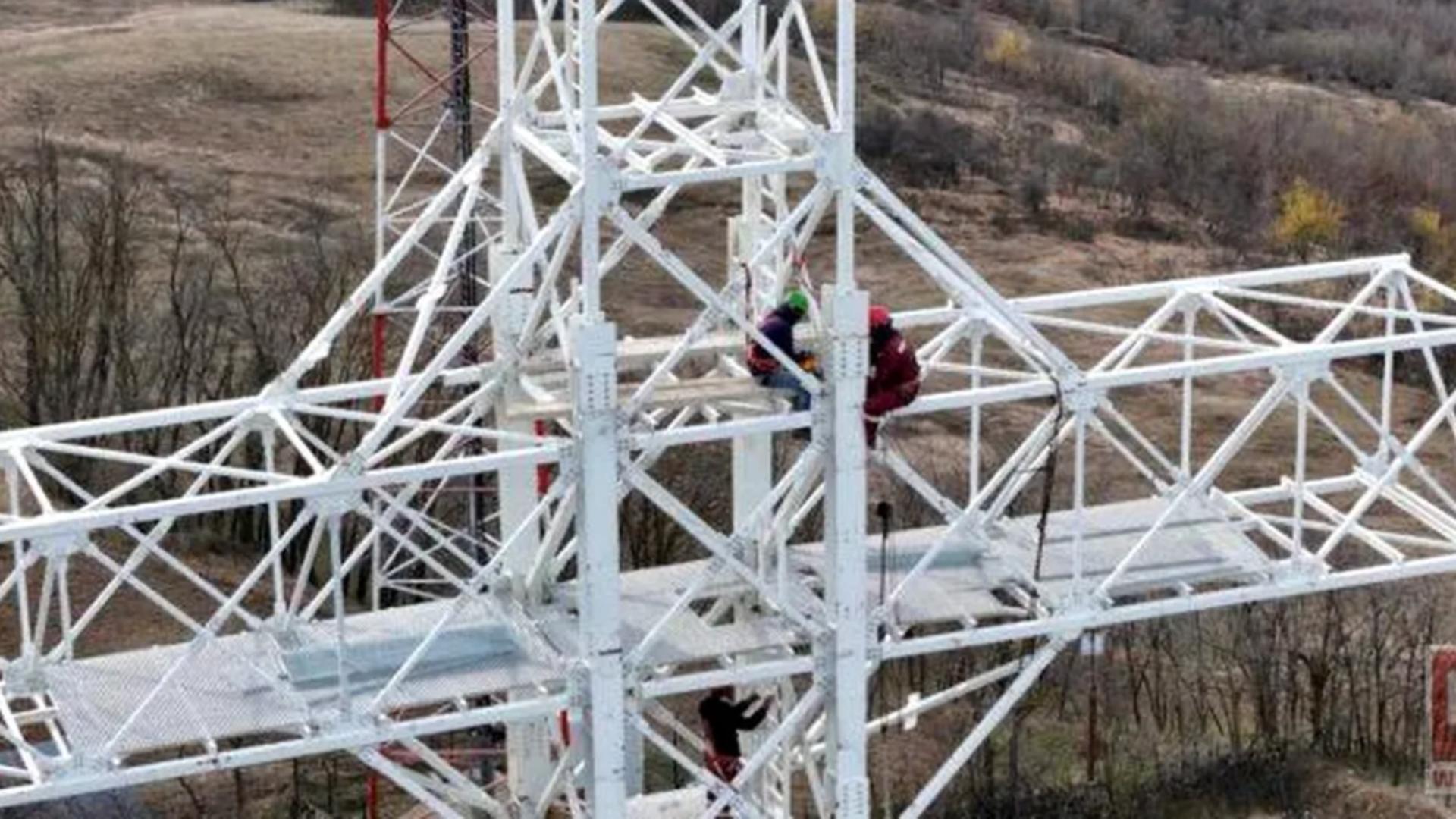 Cea mai înaltă cruce din țară a fost construită de o echipă compusă doar din nepalezi. Foto: monitorulbt