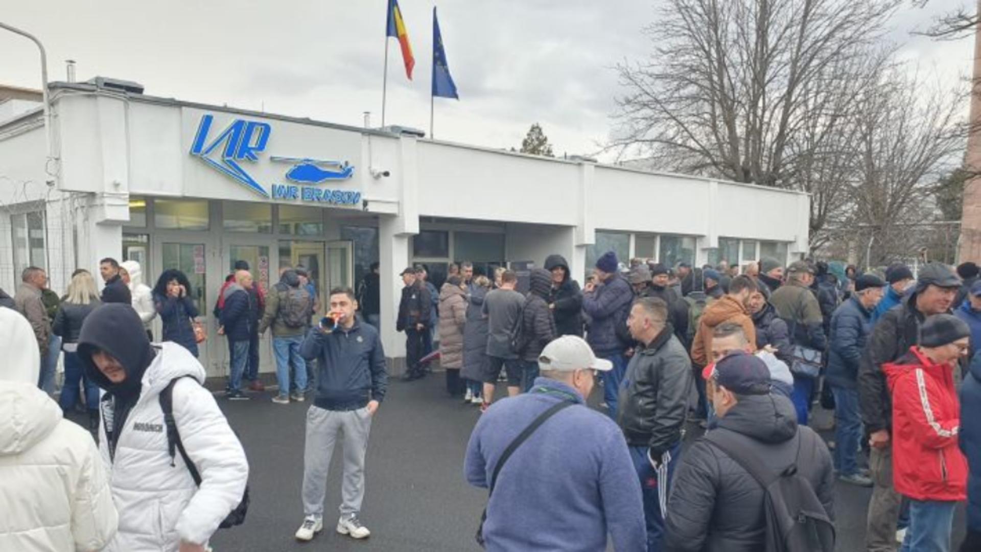 Grevă de avertisment la IAR Ghimbav! Angajații protestează împotriva ordonanței sărăciei, care le taie din drepturi/ Captură News Brașov