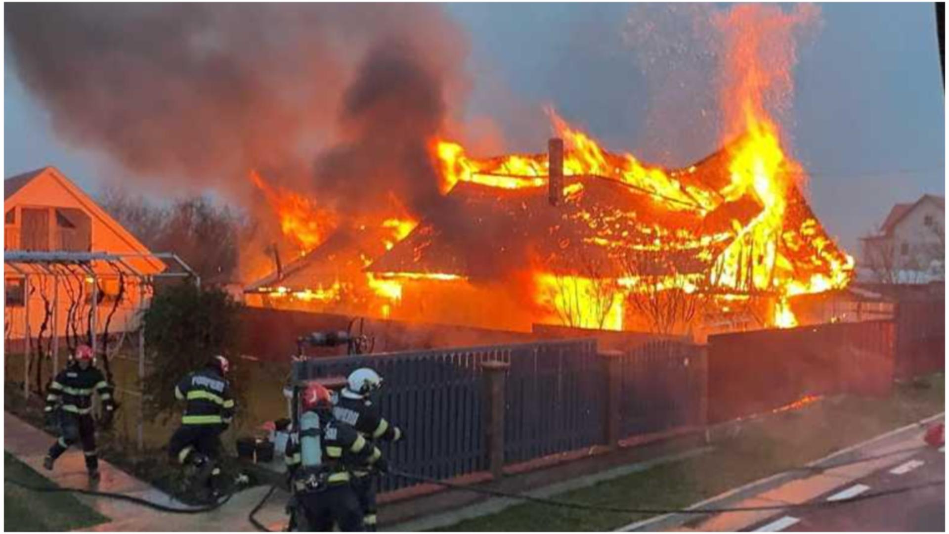 Incendiu devastator într-un sat din județul Bacău. O gospodărie a fost complet distrusă