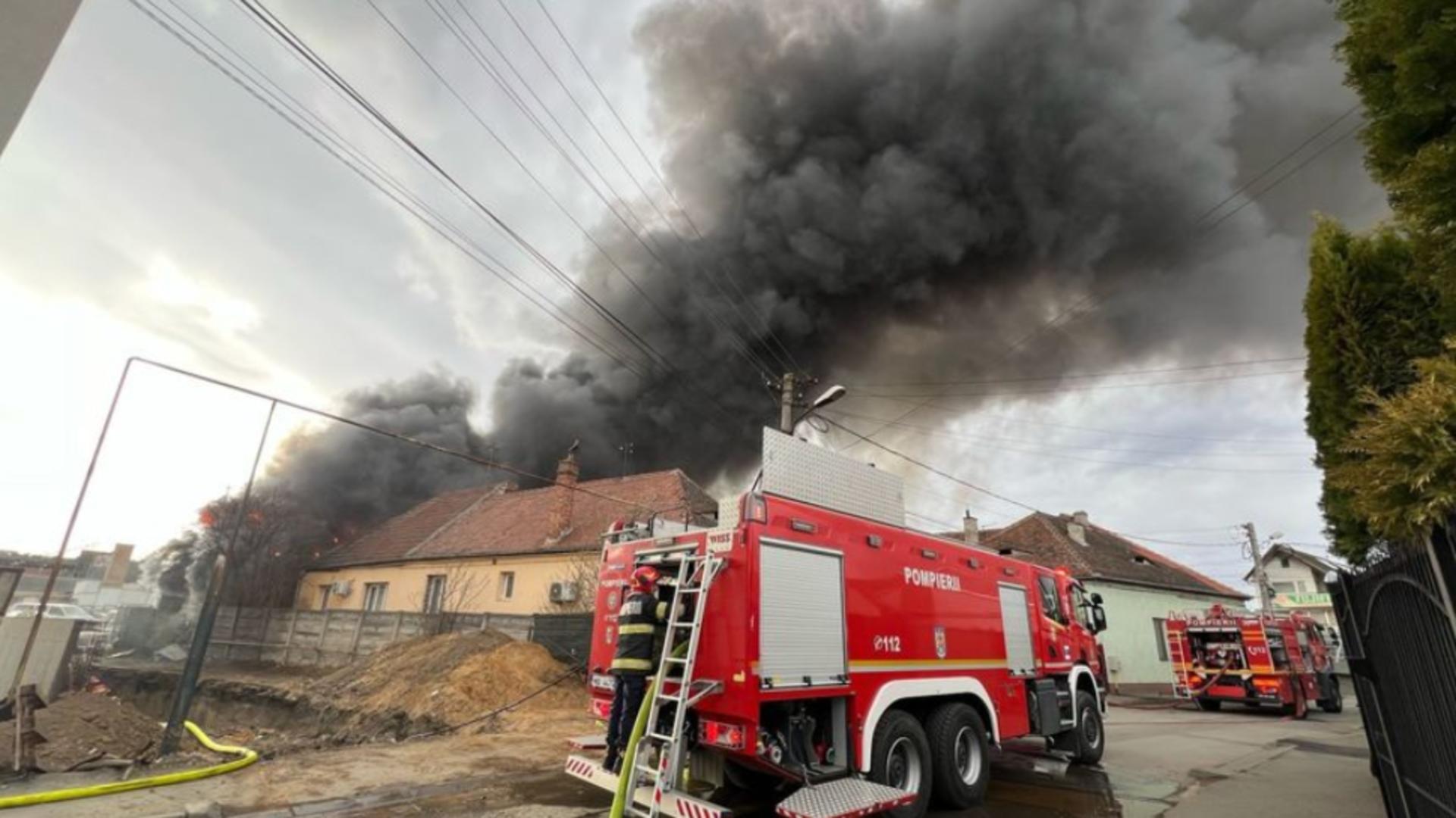 Incendiu violent la un depozit din Sibiu. Autoritățile au emis mesaj RO-Alert  - FOTO/VIDEO