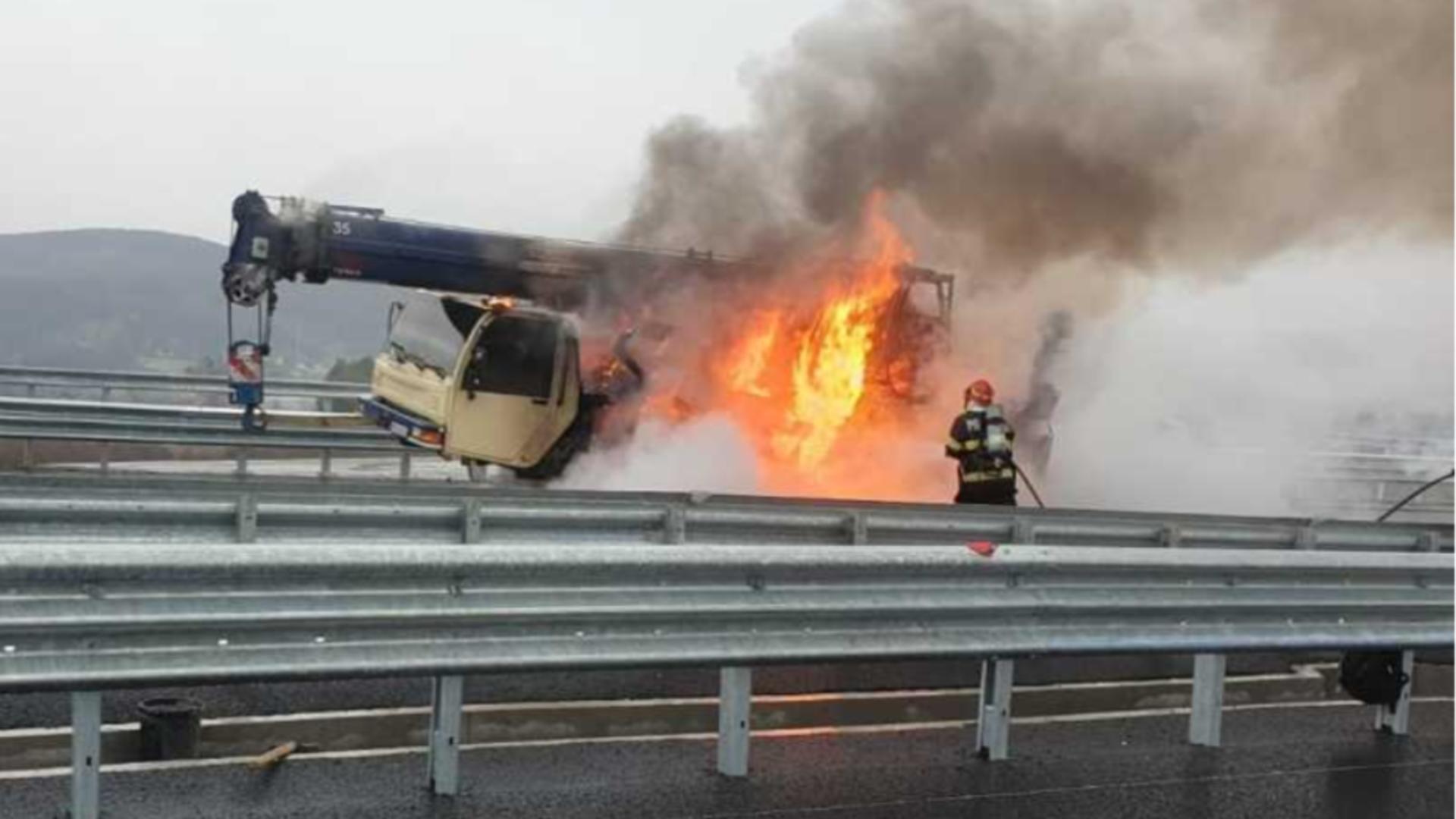 Incendiu violent pe șantierul autostrăzii A1 Pitești-Sibiu. FOTO: ISU Argeș