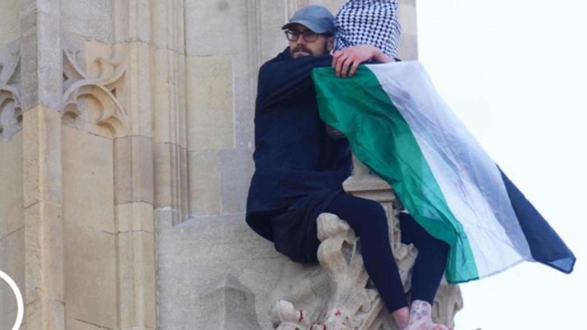 Un bărbat s-a urcat sâmbătă dimineaţă pe celebrul turn din Londra care adăposteşte ceasul Big Ben. Foto/Captură video