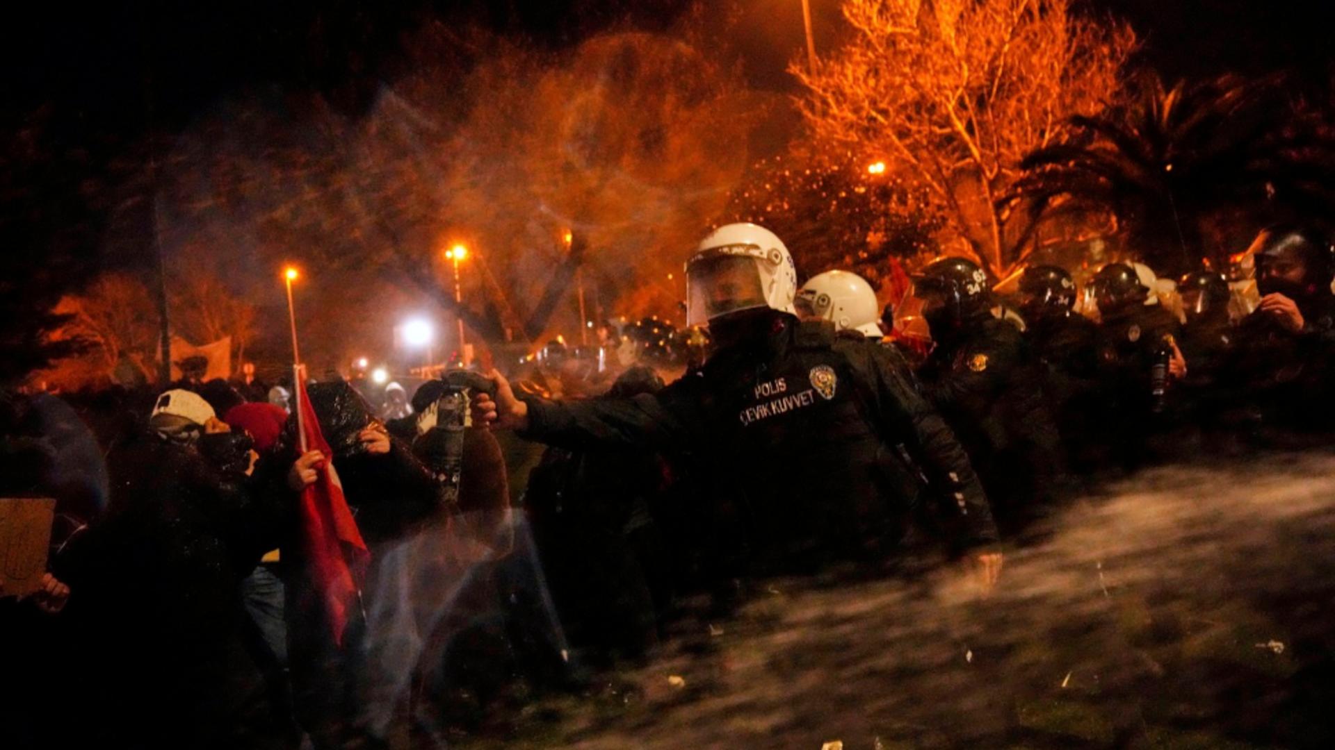 Poliția a tras cu gloanțe de cauciuc și gaze lacrimogene la un miting, în fața primăriei din Istanbul