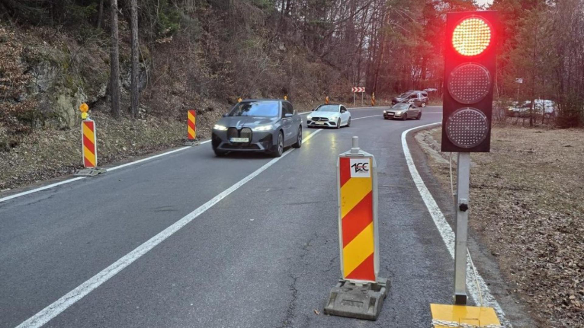 Circulația se desfășoară în condiții speciale. Se recomandă prudență maximă în zonă!