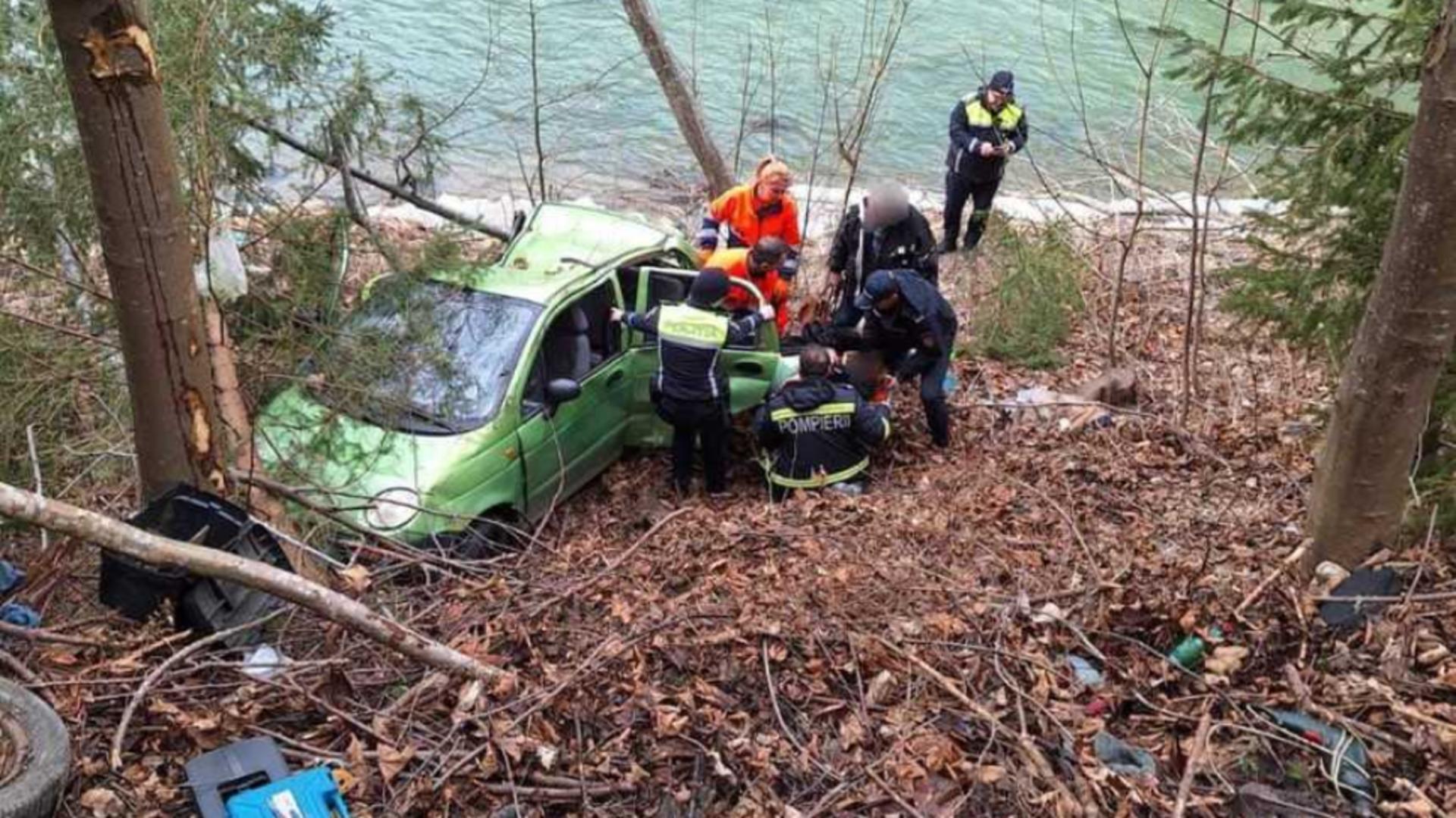 O mașină s-a răsturnat într-o râpă, în județul Suceava. Două persoane au ajuns la spital