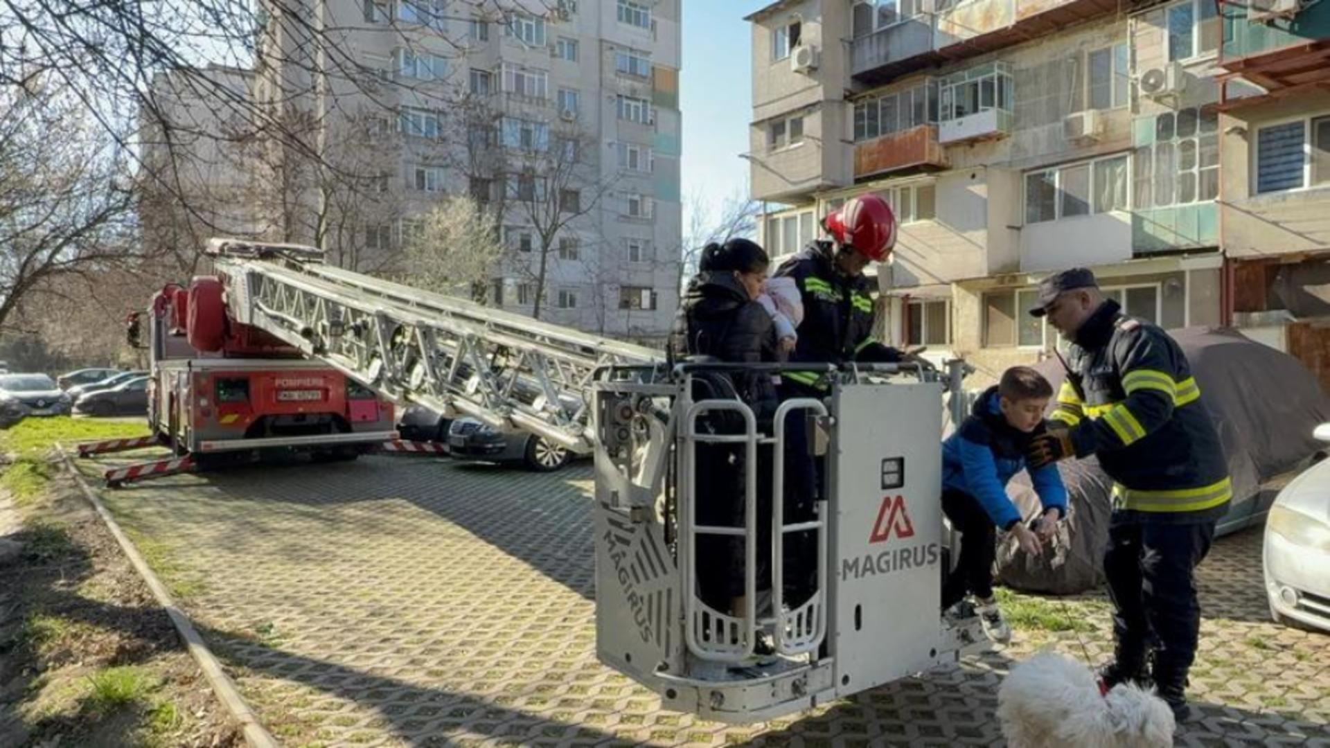 INCENDIU într-un apartament din Galați! Mai multe persoane au fost evacuate de pompieri cu autoscara/ Captură Monitorul de Galați