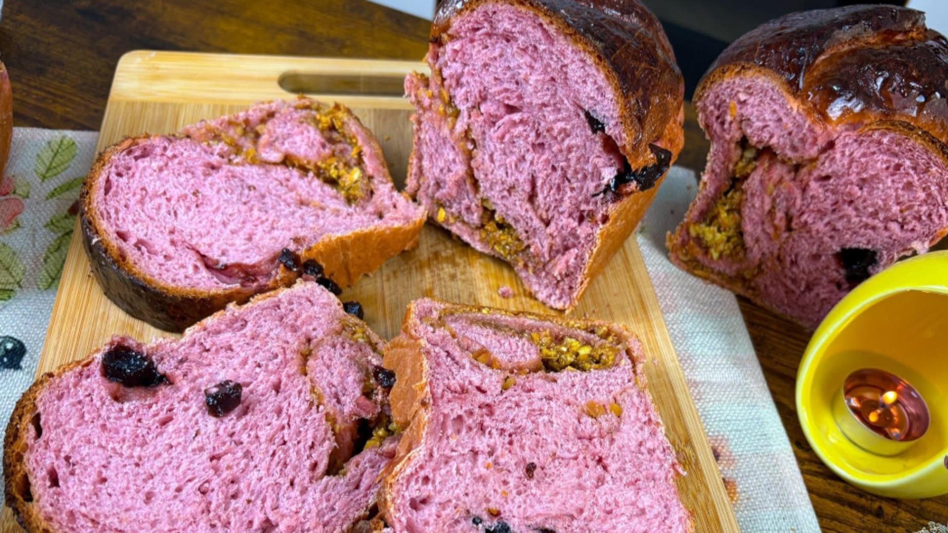 Cozonacul roz face furori pe internet. Foto: Facebook