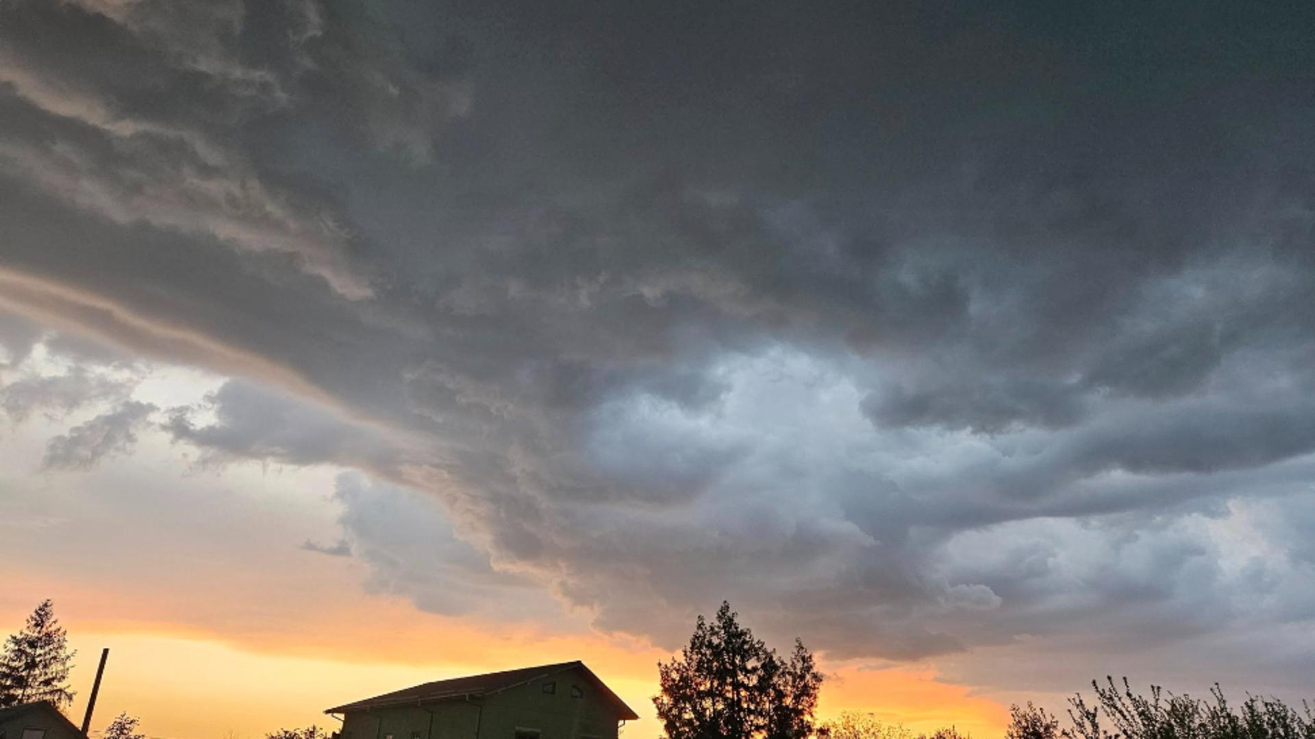 Surprize meteo de 1 Mai: sunt anunțate ninsori și furtuni în mai multe județe din țară