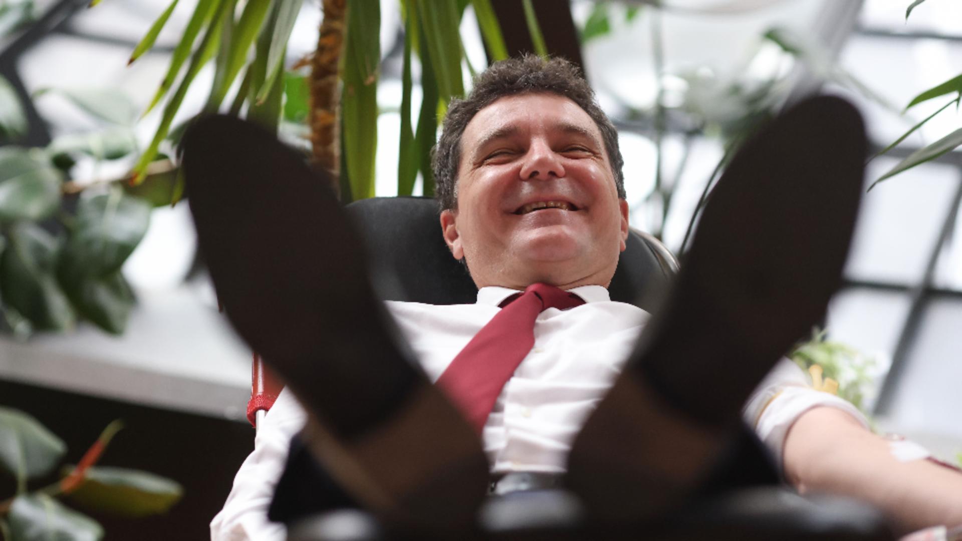 Nicușor Dan a semnat pentru defrișarea unui parc din inima Capitalei. Zeci de copaci, puși la pământ