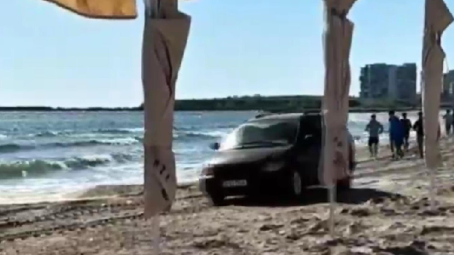 A rămas cu mașina blocată în nisip, după o plimbare pe plaja din Mamaia! Poliția anchetează cazul
