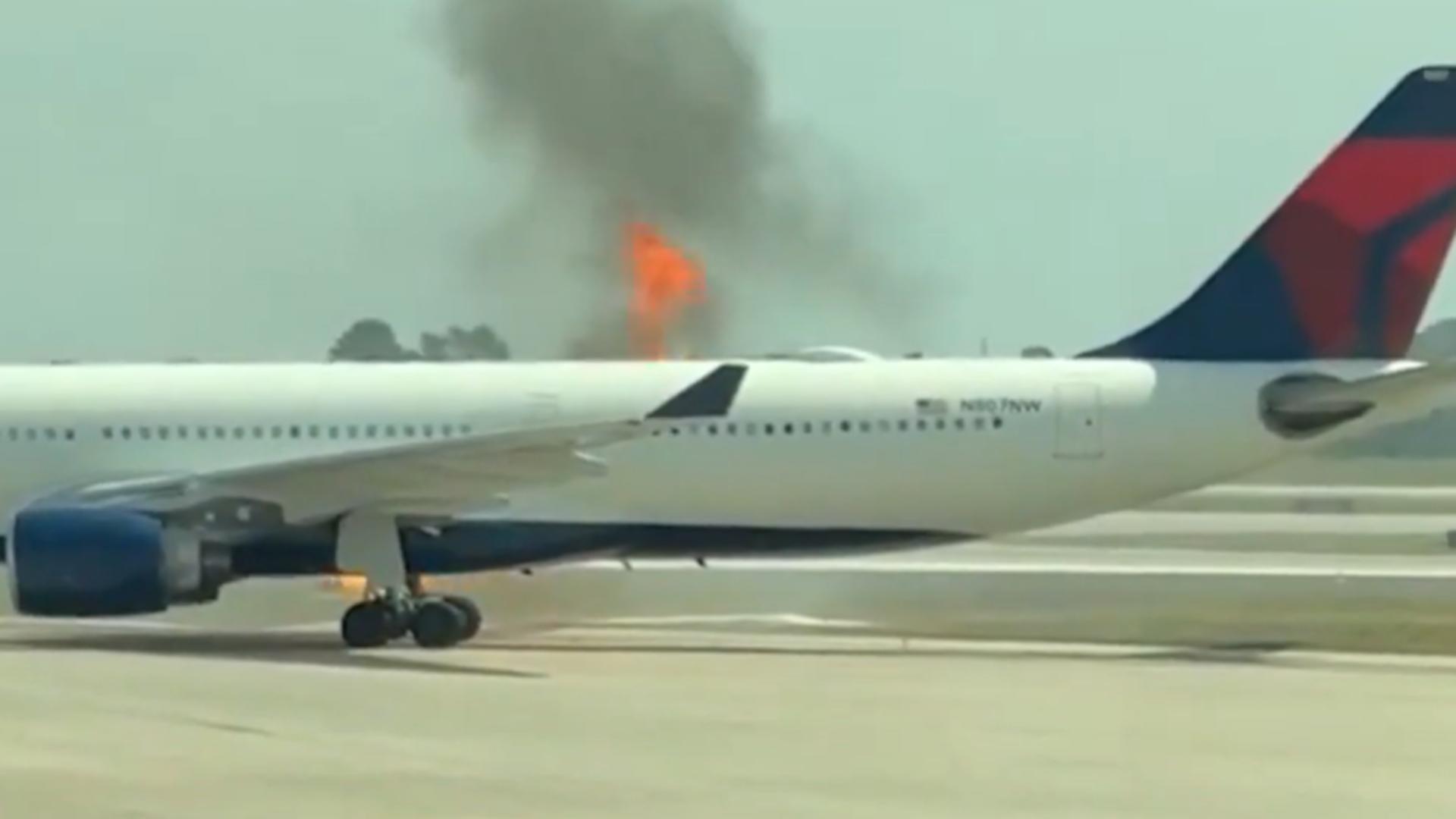 Avion cu aproape 300 de pasageri, evacuat de urgență după un INCENDIU la motor!/ Captură video