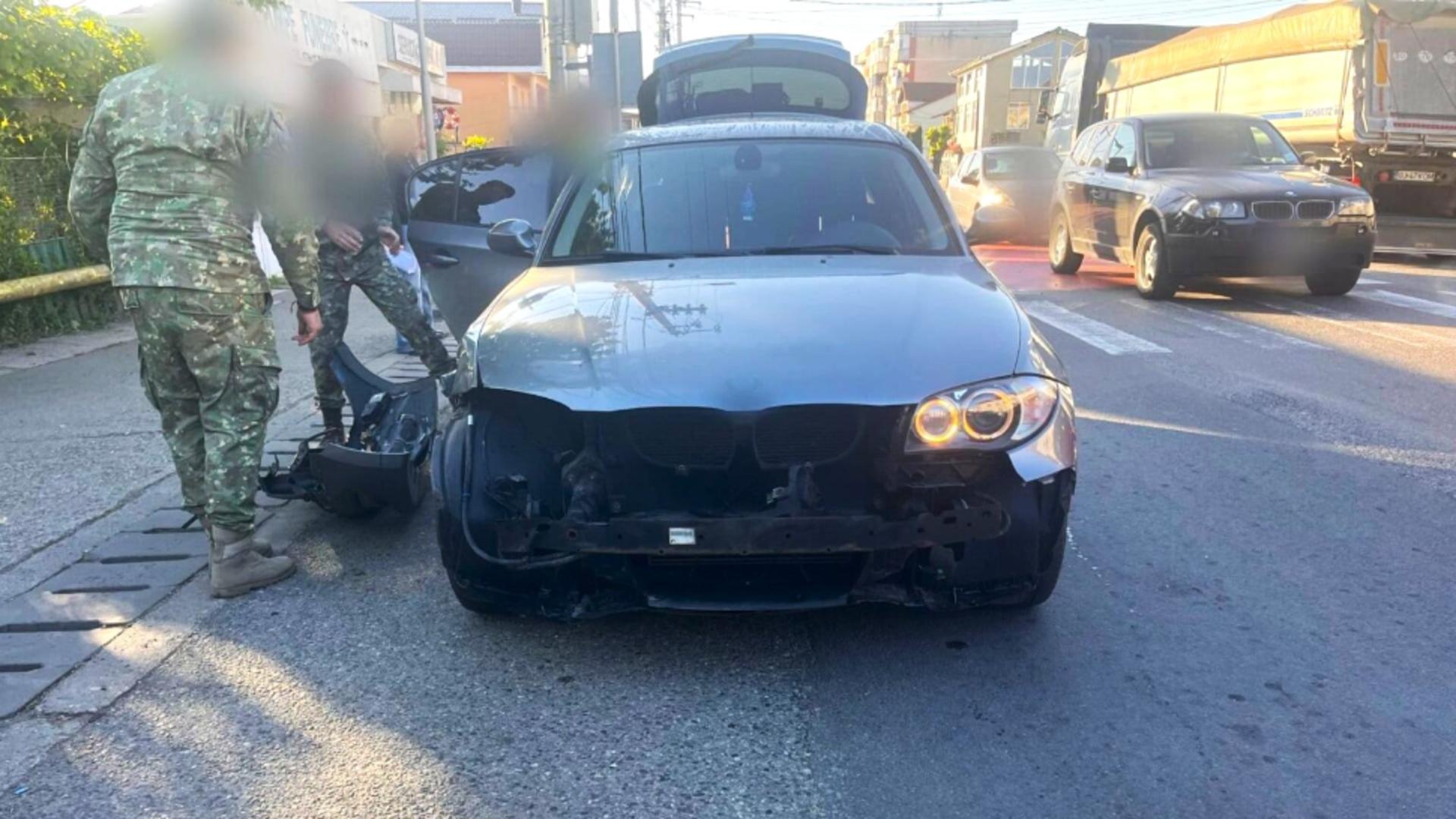 Accident rutier provocat de o șoferiță de 32 de ani: a intrat cu BMW-ul într-un transportor blindat al Armatei
