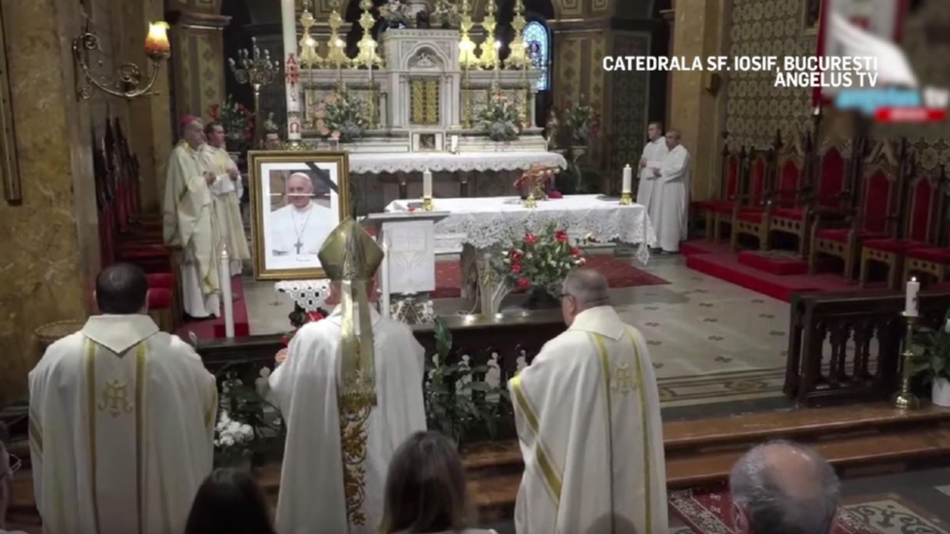 Ceremonie impresionantă la București în memoria Papei Francisc. Rugăciuni în întreaga lume pentru odihna veșnică a Suveranului Pontif