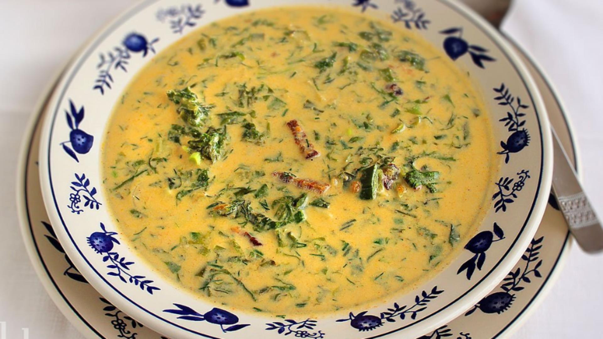 Ciorbă de salată verde cu afumătură. Rețeta din zona Moldovei care o să-ți cucerească papilele gustative