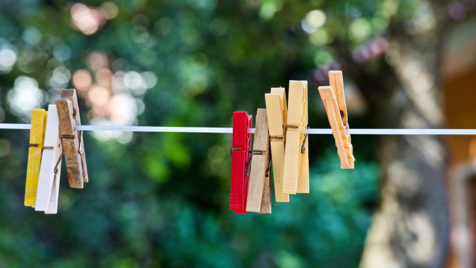 Un bărbat care fura rufe întinse la uscat, prins de polițiști. Agenții, atacați cu spray lacrimogen