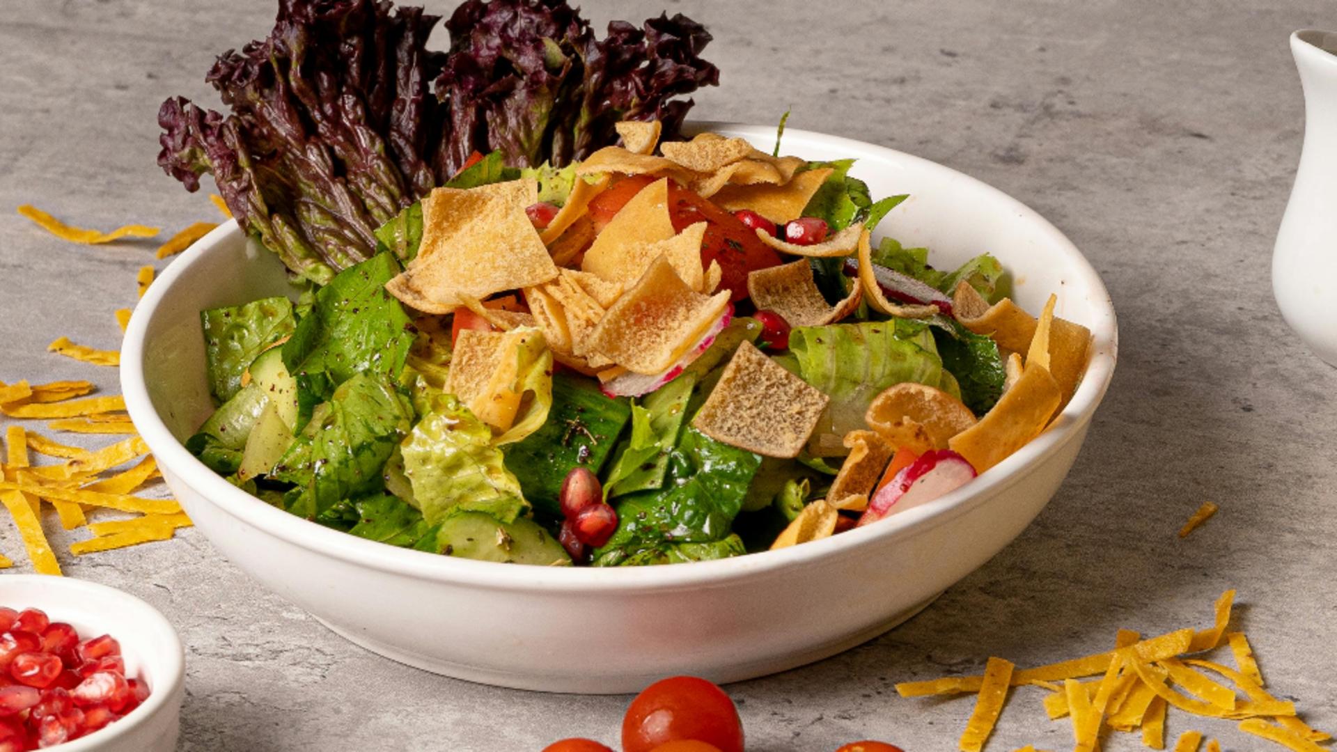 Cea mai potrivită salată pe care să o servești alături de carnea preparată la grătar