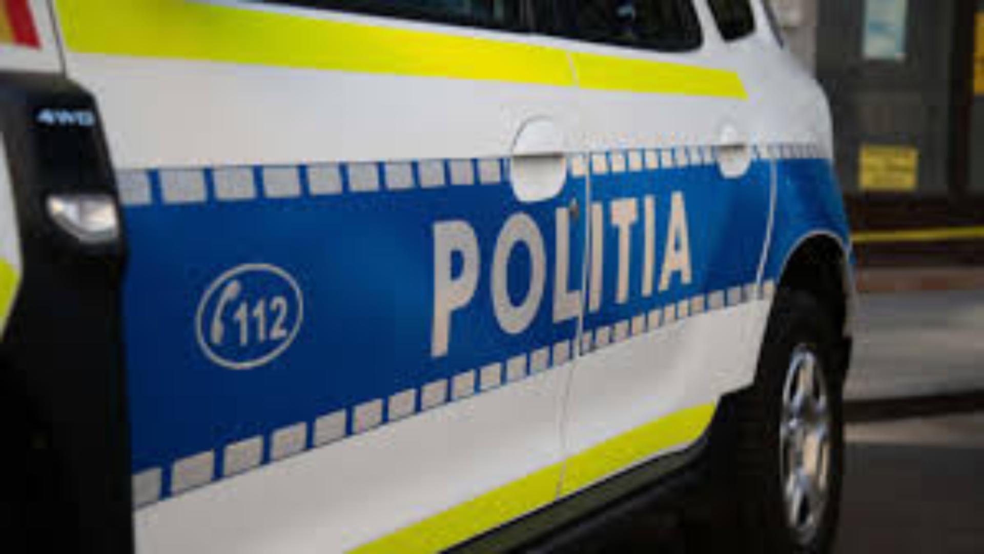 Incident bizar în Craiova: un bărbat a distrus o cameră de supraveghere, ascuns sub un cearșaf