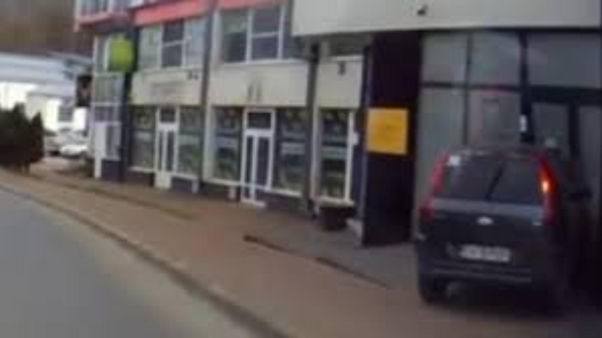 Accident stupid în Suceava: o șoferiță a intrat cu mașina într-un cabinet stomatologic