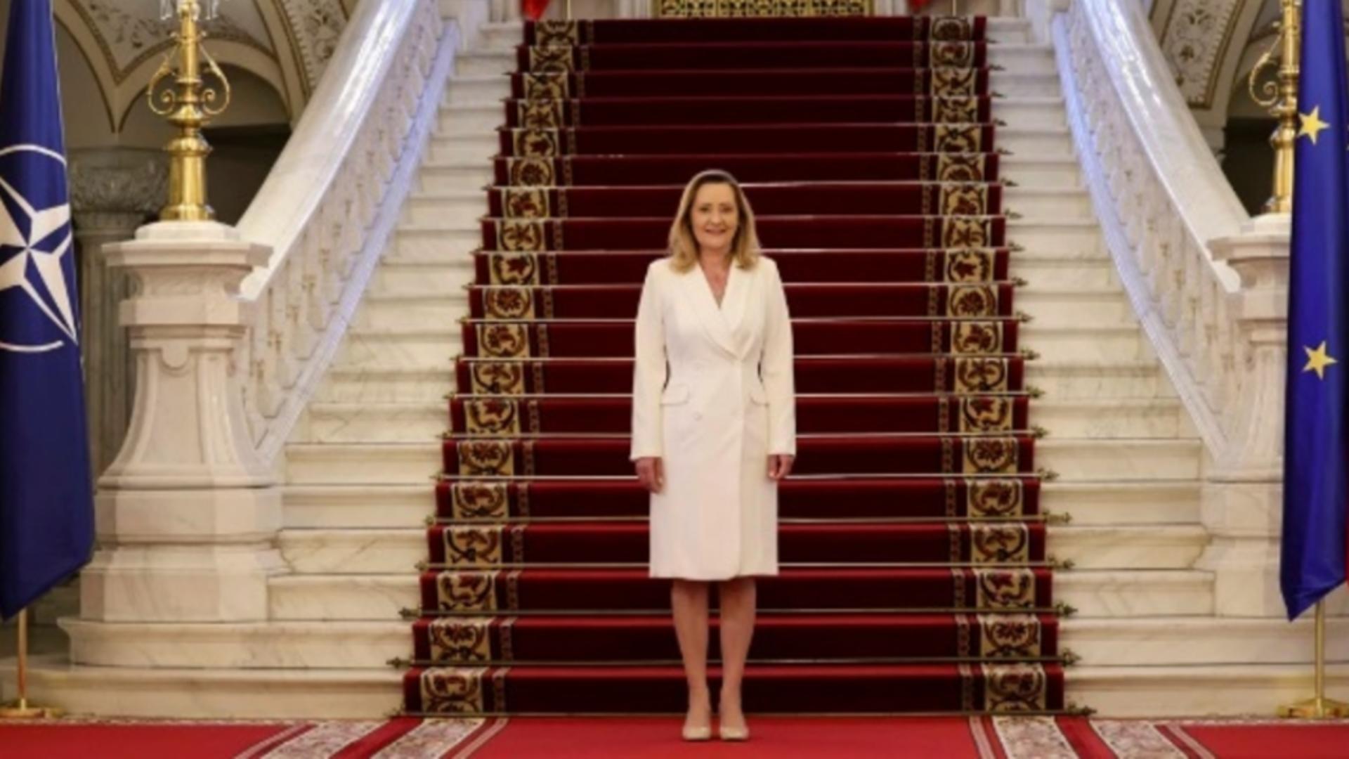 Cât costă rochia albă purtată de Elena Lasconi la dezbaterea electorală