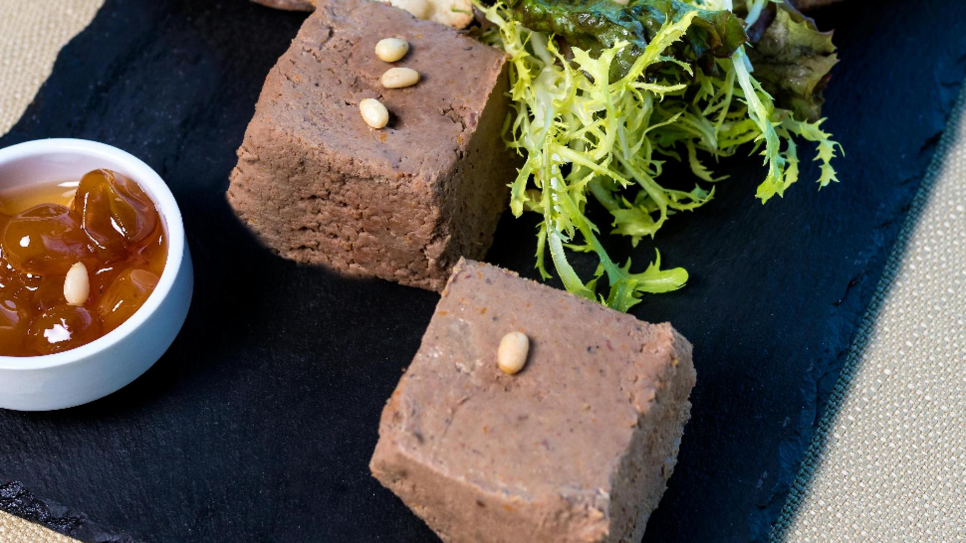 Secretul celui mai delicios pate din ficăței de pasăre. Aperitivul care nu trebuie să-ți lipsească niciodată din frigider