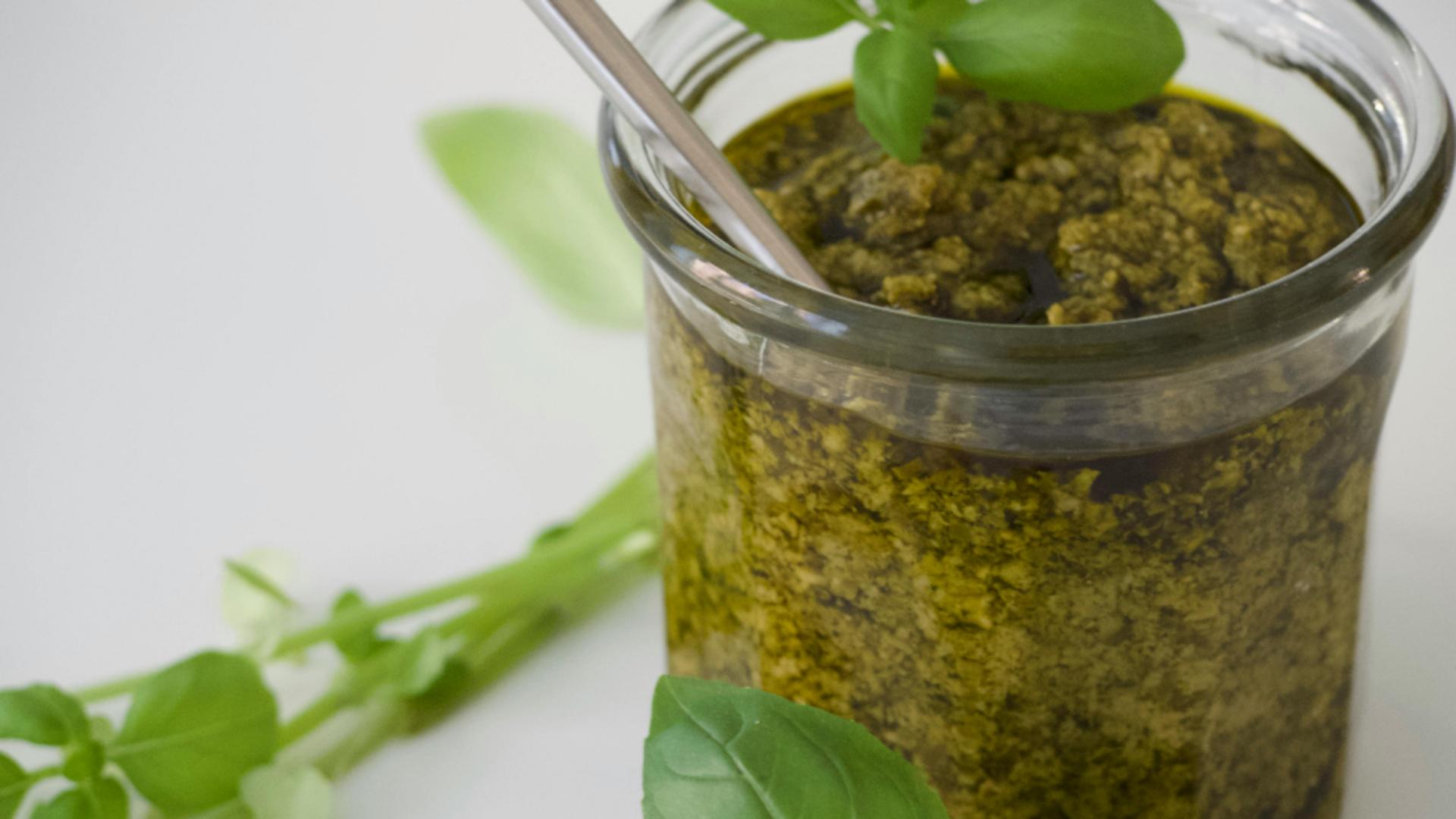 Cum să prepari cel mai bun pesto din usturoi, potrivit pentru carnea la grătar