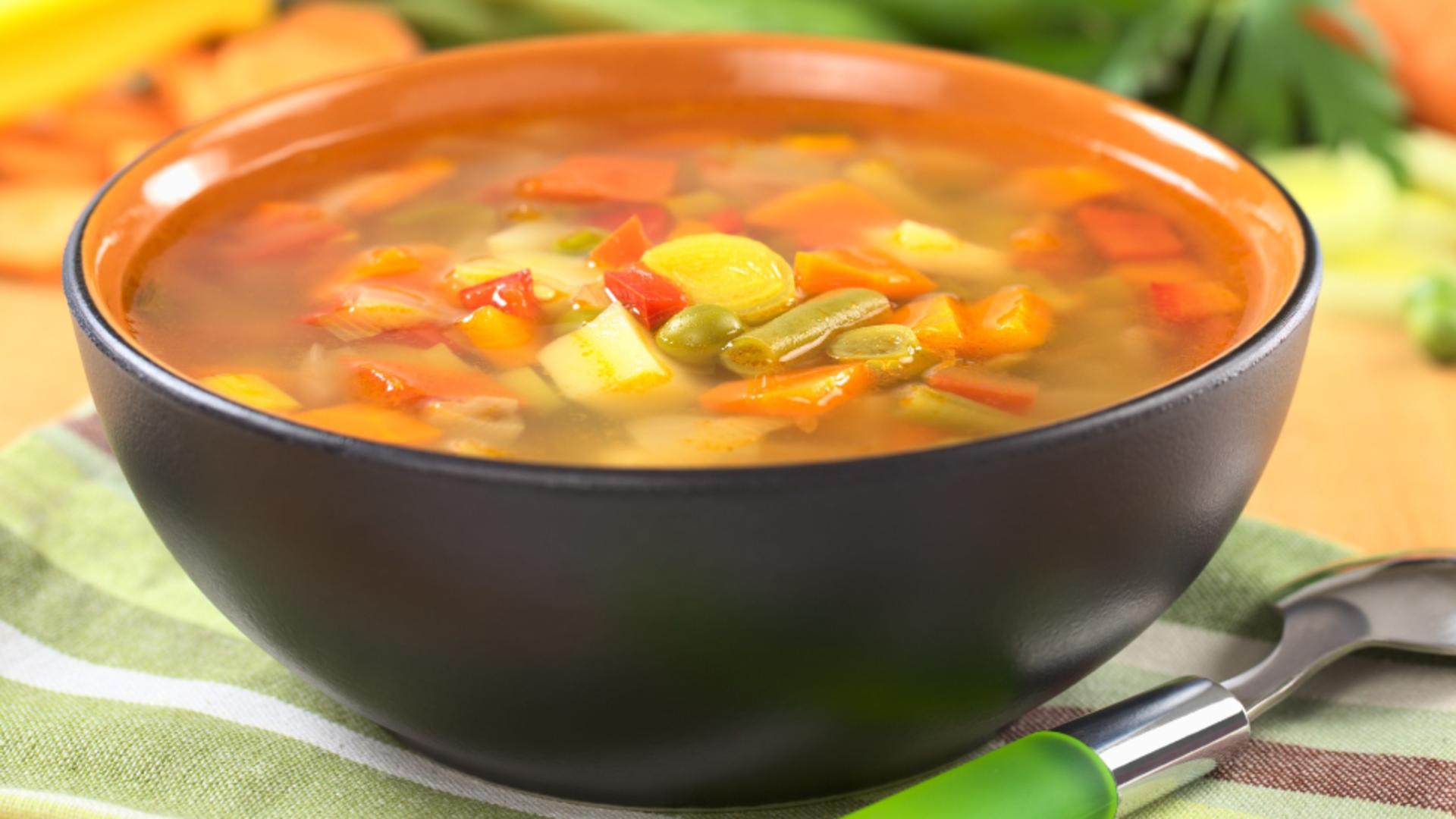 Nu găti după ureche! Ordinea corectă în care se adaugă legumele în ciorbă. Deși pare un simplu detaliu, face diferența/ Profimedia