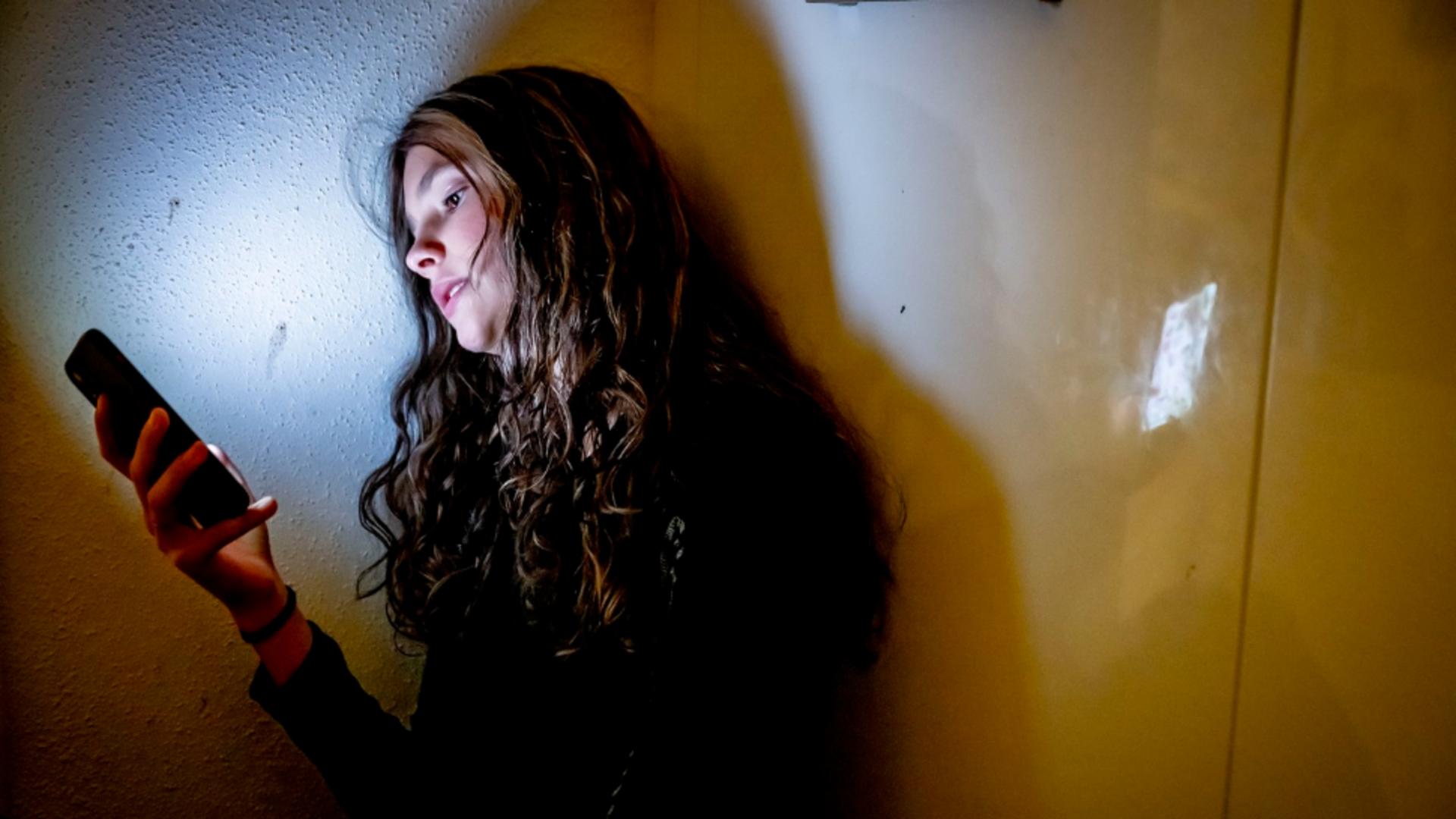 Adicția digitală poate conduce rapid la cea de droguri (Profimedia)