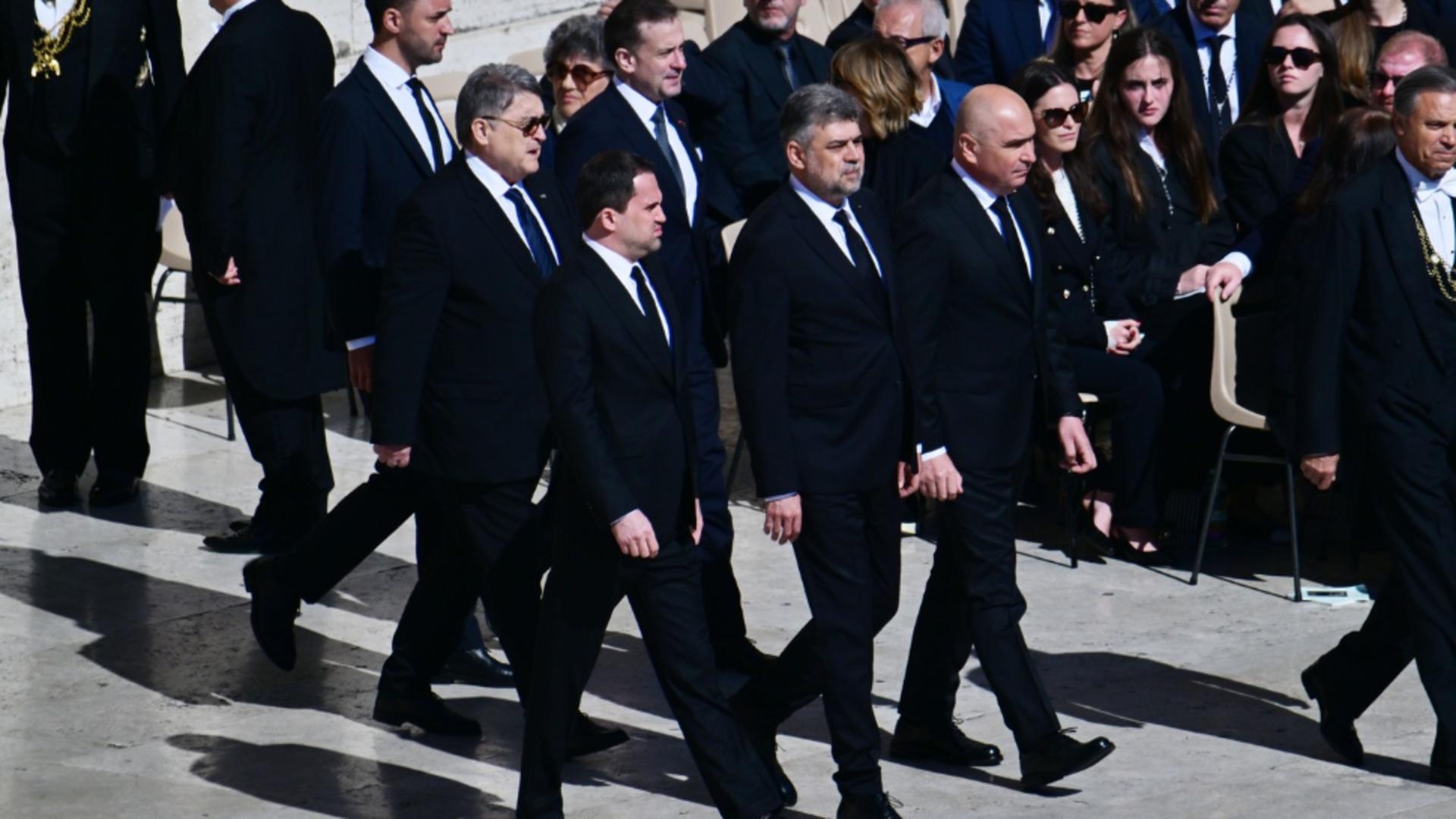 Marcel Ciolacu a participat, alături de Ilie Bolojan, la ceremonia de înmormântare a Suveranului Pontif. Foto: Profimedia