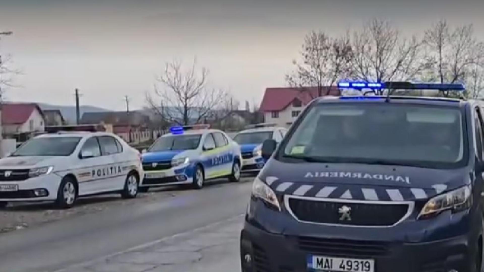 Scandal URIAȘ: 10 echipaje de poliție și jandarmi au intervenit în bătaia dintre 2 familii