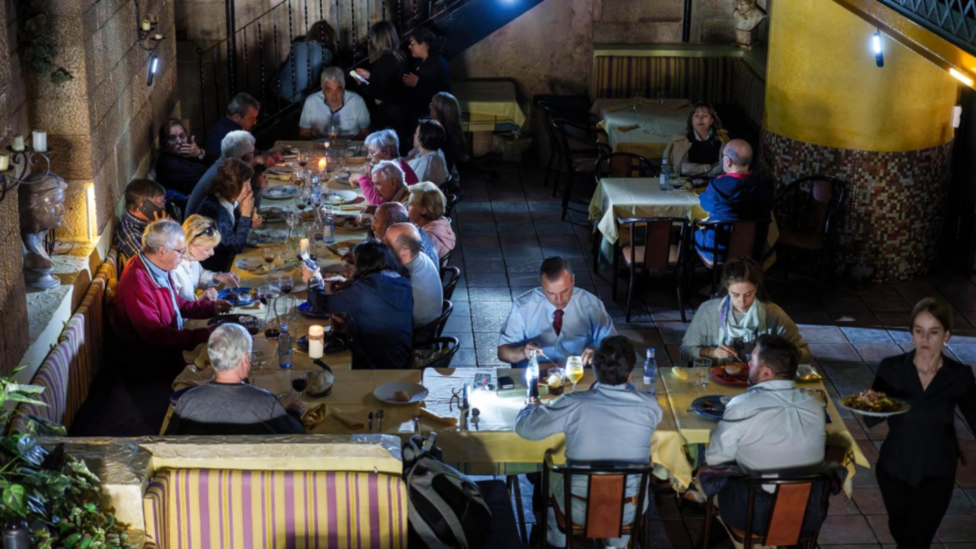 Spaniolii au mâncat la lumina lumânării, în restaurante, dar nu din romantism, ci din cauza penei de curent. Foto/Profimedia