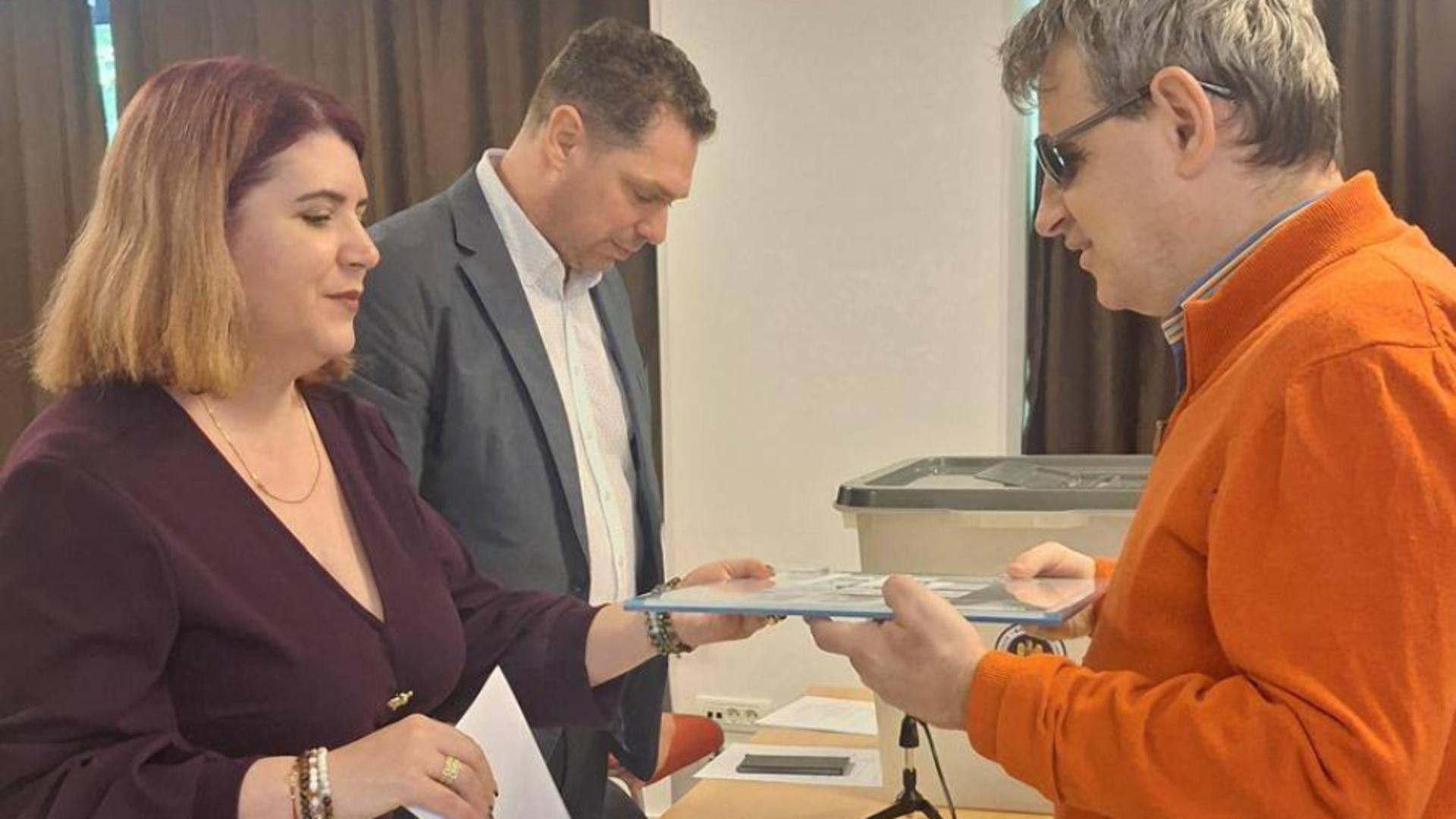 Cum votează românii nevăzători. Foto/Profimedia