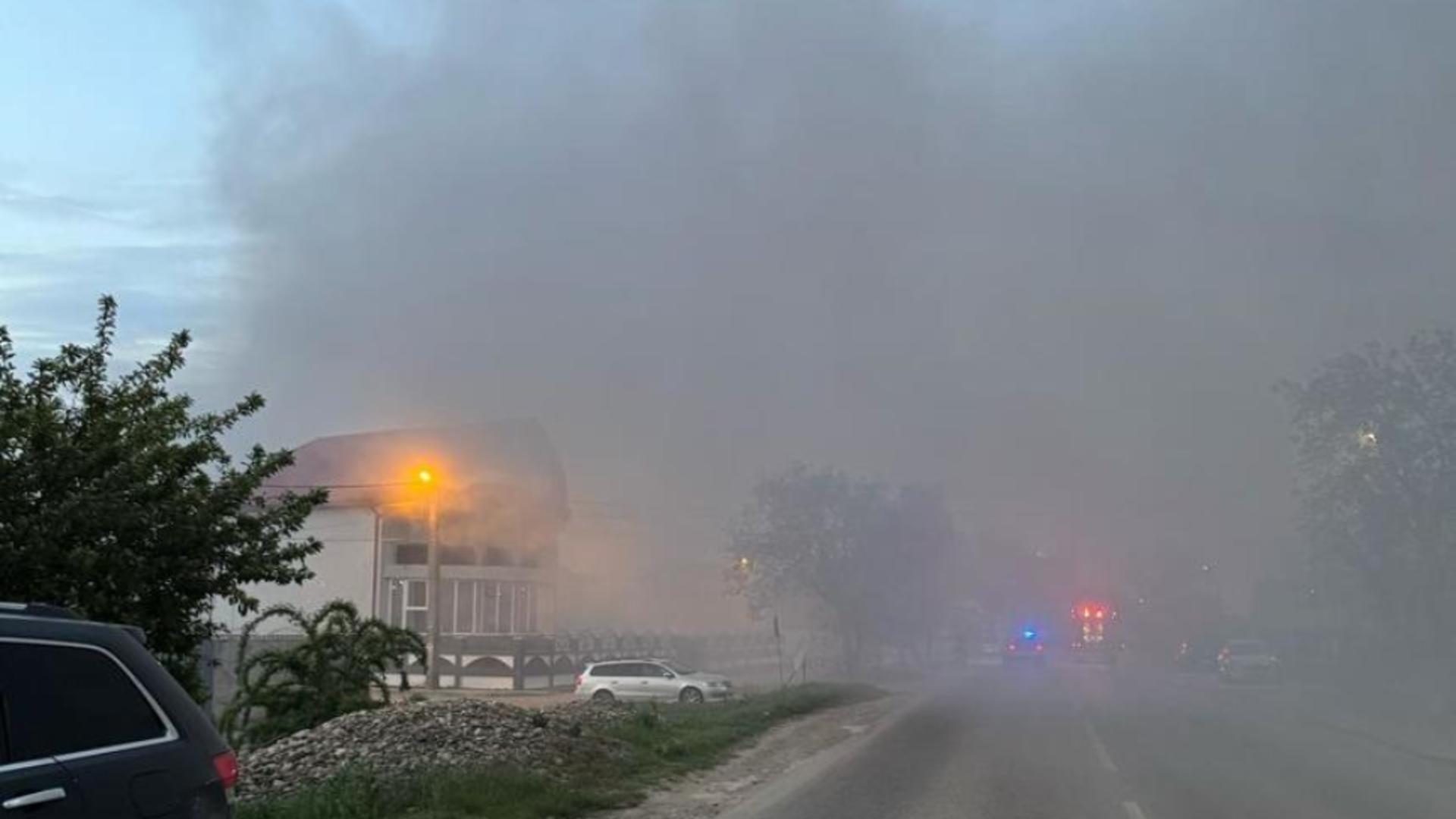 Incendiu puternic la un depozit de materiale de construcţii din Adjud. Intervin pompierii
