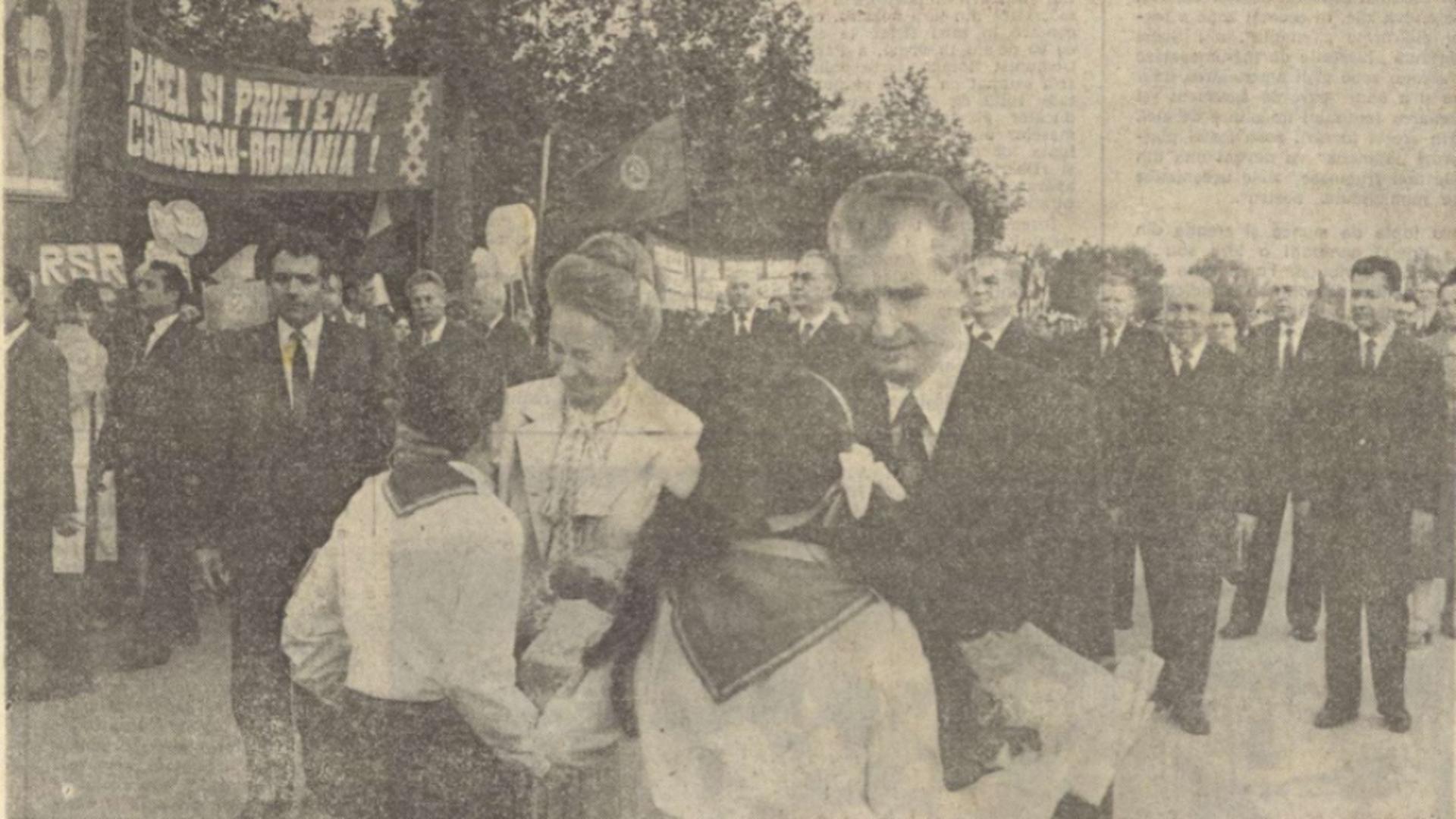 Nicolae și Elena Ceaușescu la adunarea festivă organizată pe 30 aprilie 1986 (Ziare Arcanum)