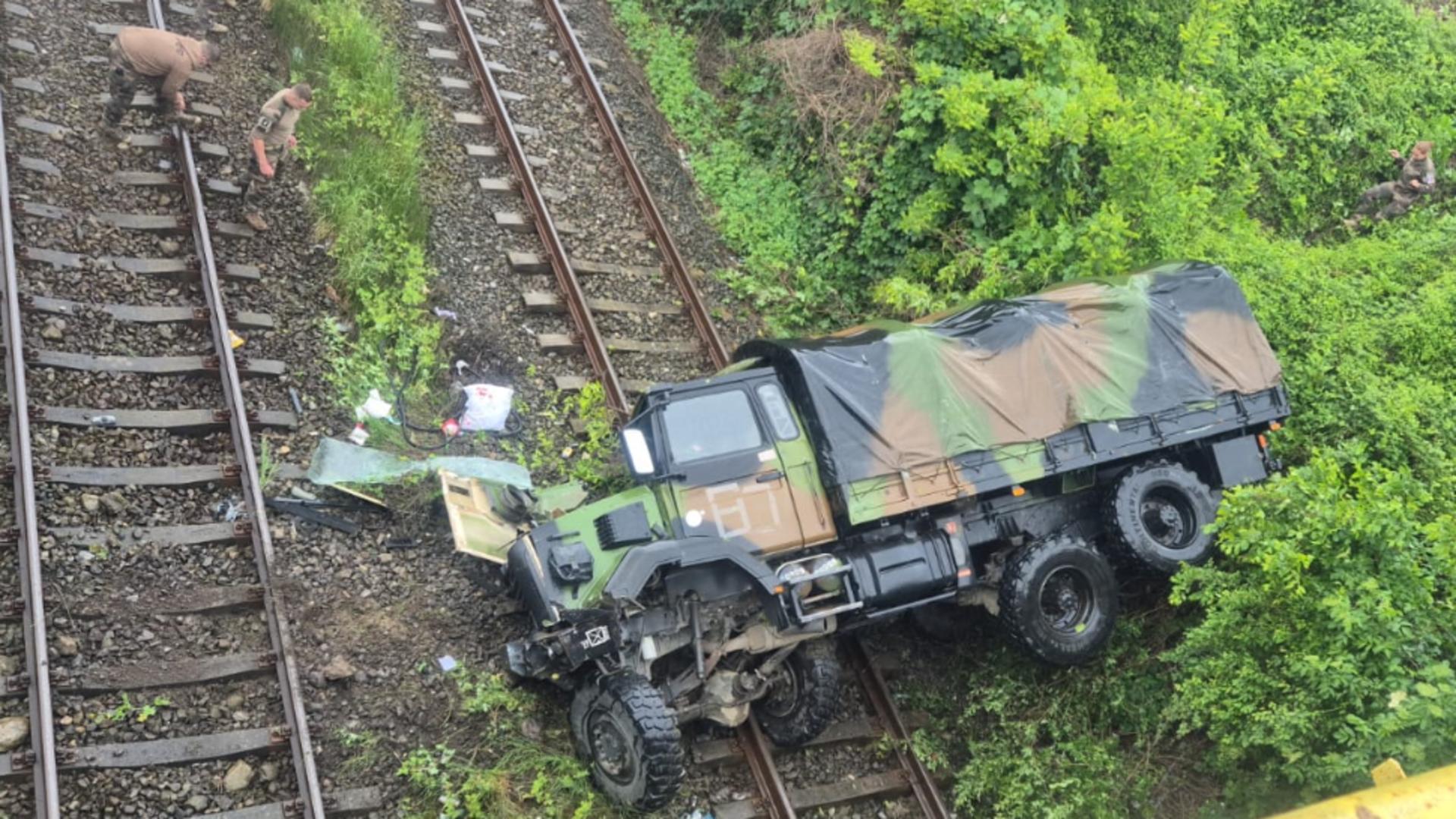 Camion militar francez, prăbușit pe linia de cale ferată