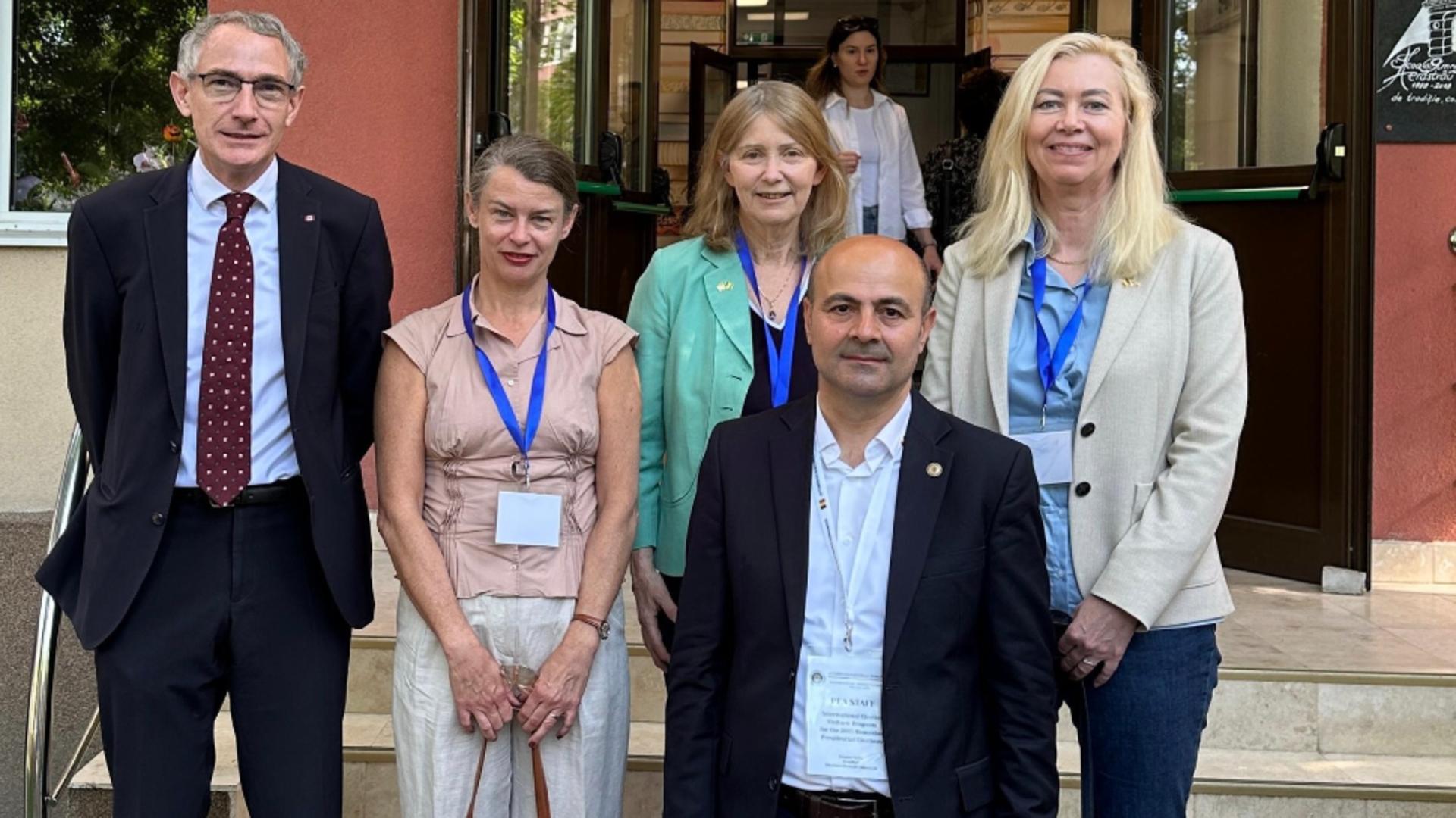 Mesaj din partea Ambasadei SUA în ziua votului decisiv pentru Cotroceni: Democrația înseamnă că vocea oamenilor contează/ Foto: Facebook