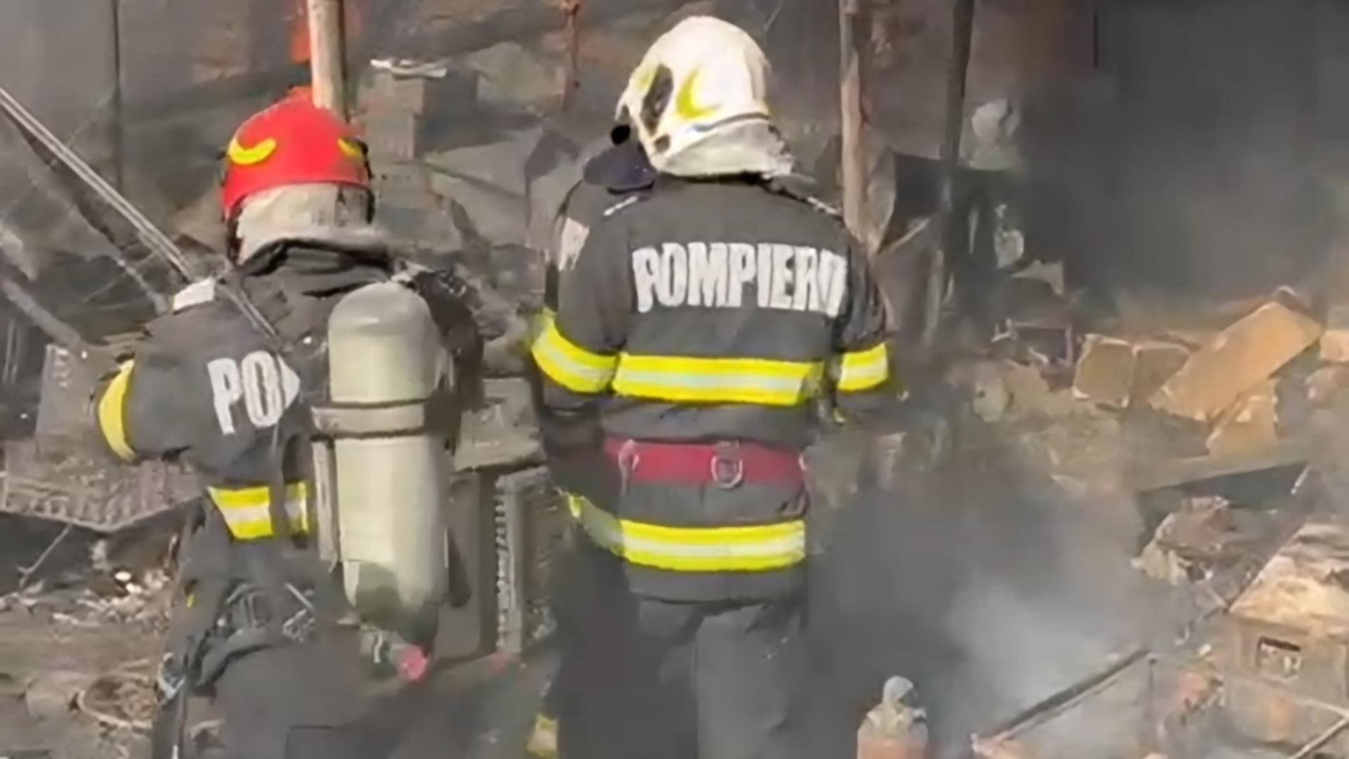 Incendiu de proporții în Giurgiu: trei gospodării distruse și zeci de butelii scoase din foc de pompieri