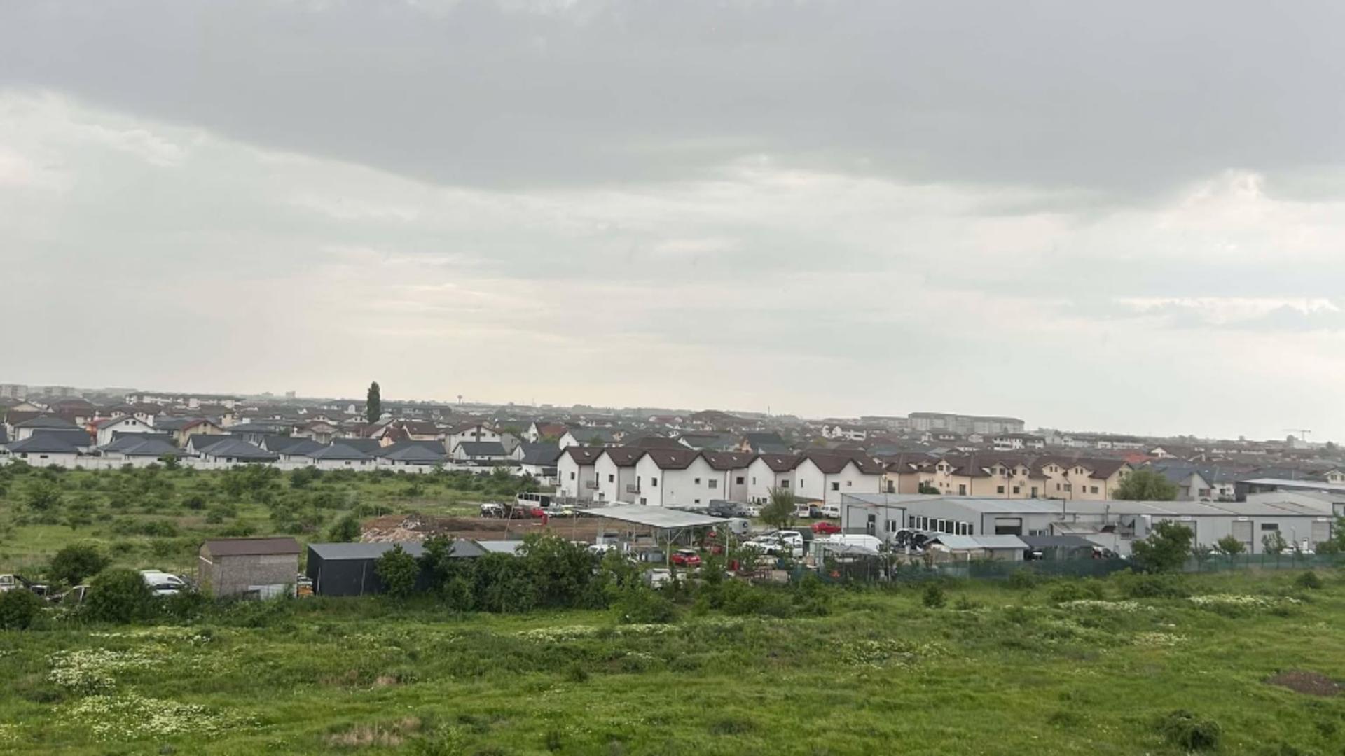 Nori negri și fulgere la marginea Bucureștiului, spre Bragadiru