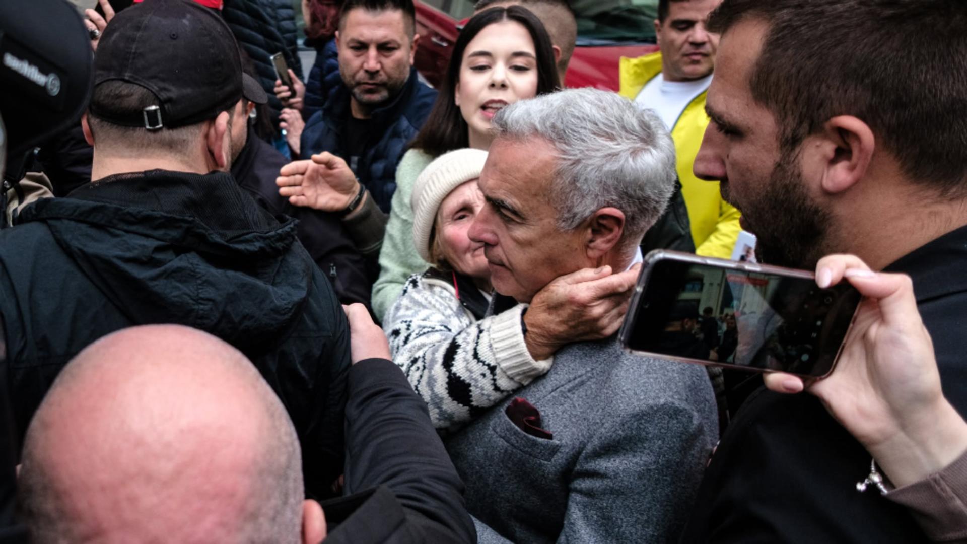 Călin Georgescu a fost așteptat de numeroși suținători (Inquam Photos / Alexandru Nechez)