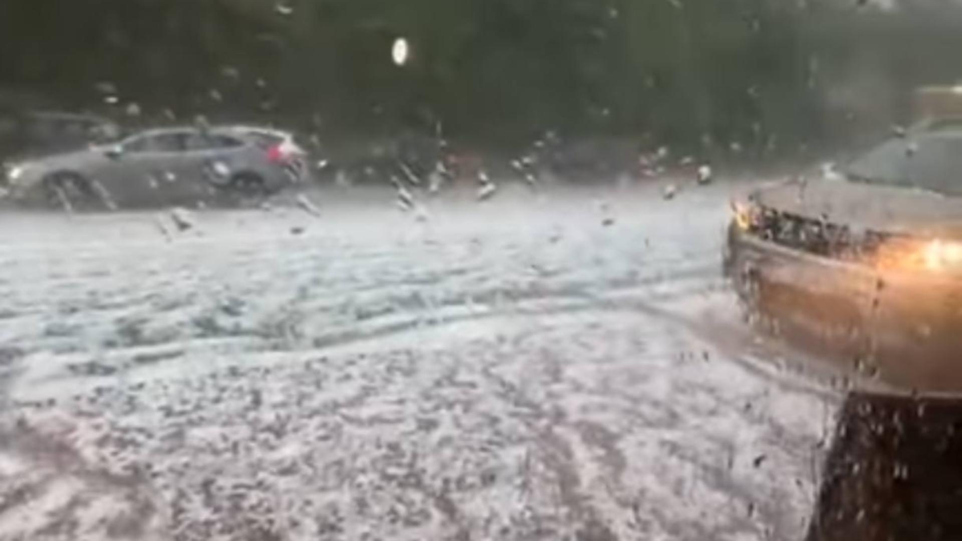 Ploile torențiale cu grindină au făcut ravagii în țară. Mai multe case au fost INUNDATE: cât mai durează episodul de vreme rea/ Facebook