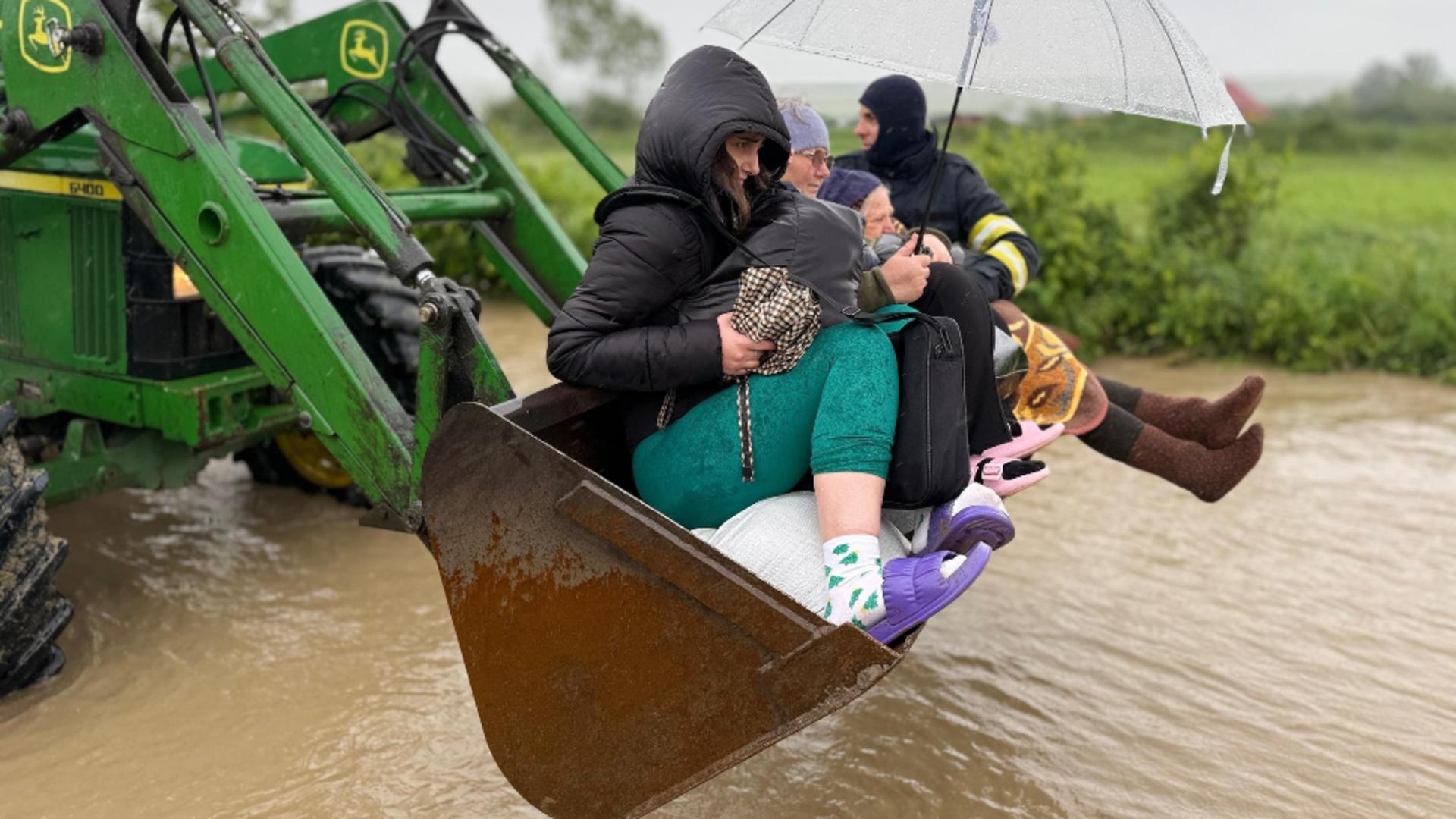 Oamenii au fost transportați la școala din localitate sau la rude (foto: ISU Botoșani)
