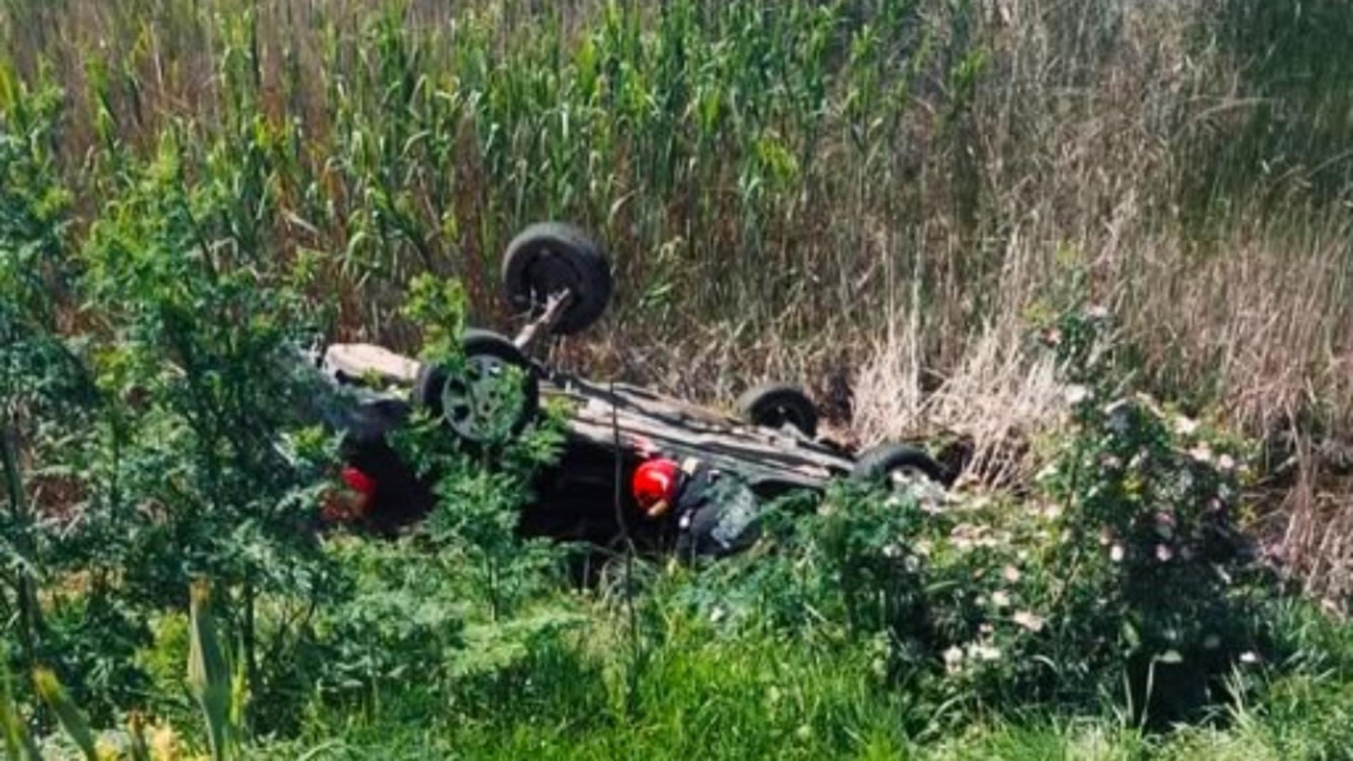 Accident în Delta Neajlovului: doi tineri de 19 ani s-au răsturnat cu mașina într-o zonă mlăștinoasă