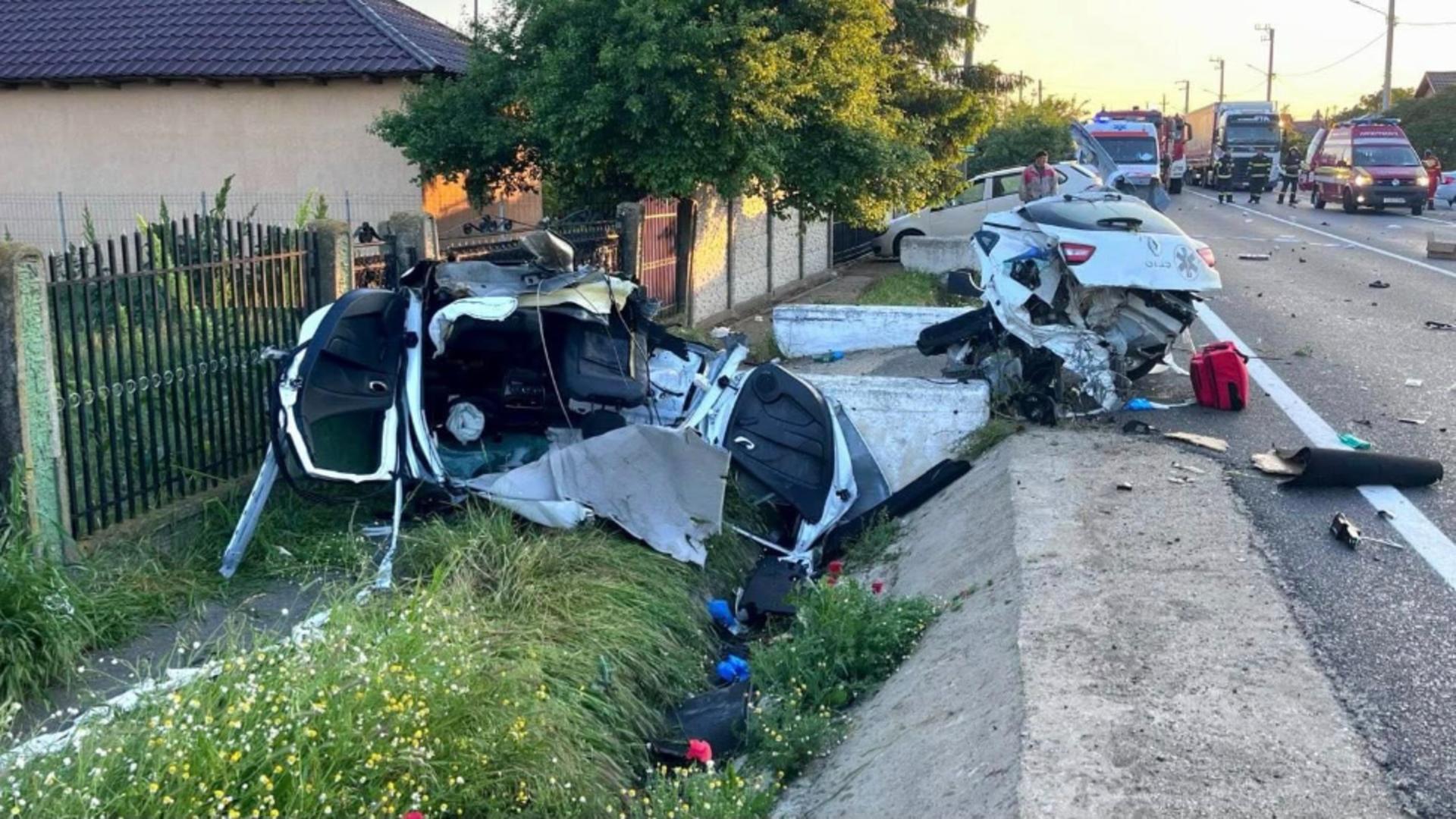 Accident rutier terifiant: un șofer cu permisul suspendat s-a izbit violent de un cap de pod pe E70